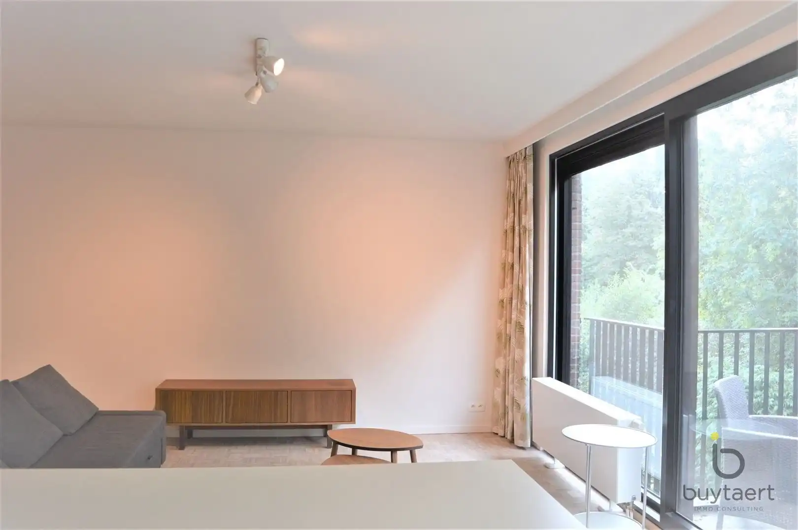 Instapklaar drie slaapkamer appartement met terras in een rustige wijk dicht bij invalswegen. foto 5