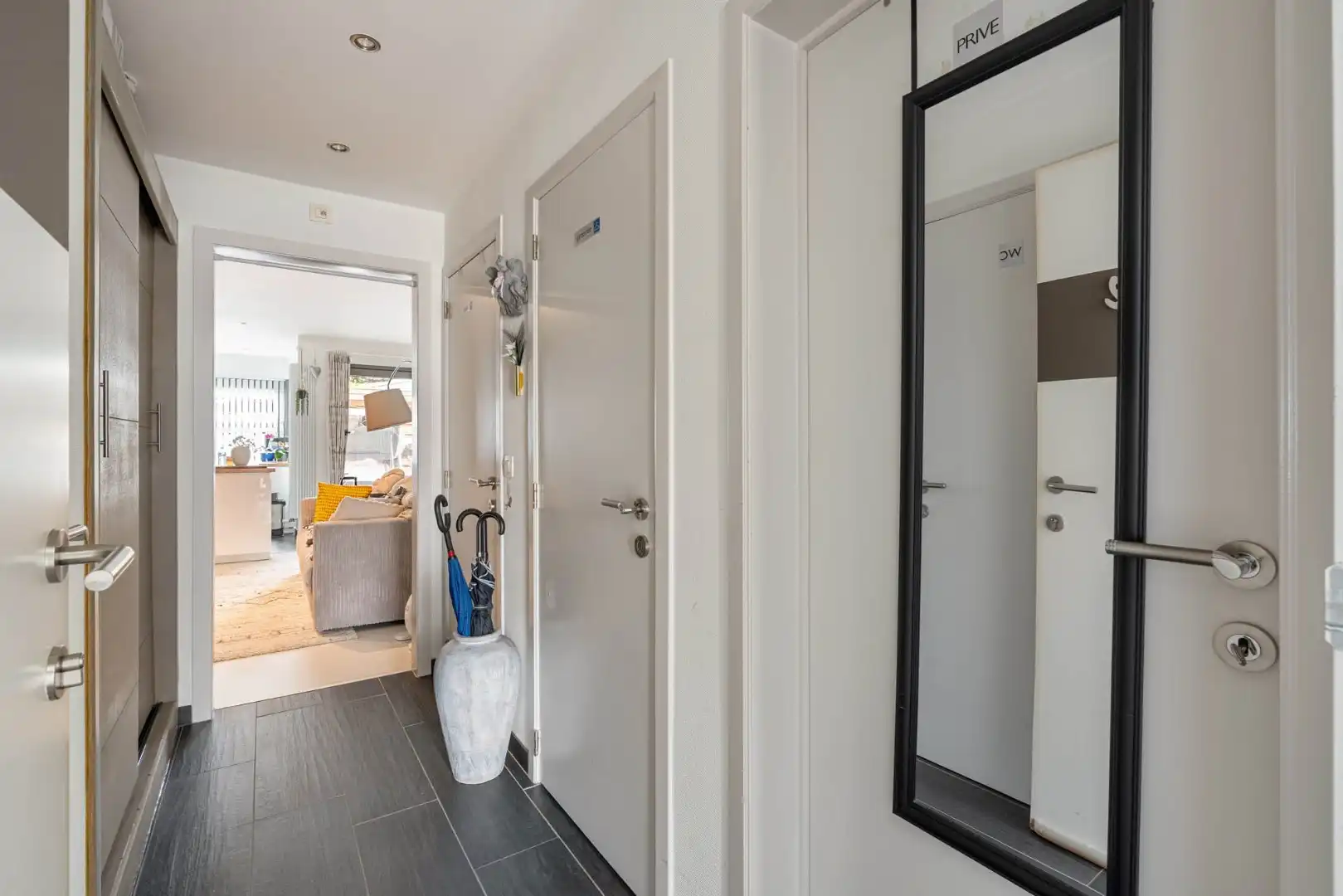 Gelijkvloers INVESTERINGSAPPARTEMENT vlakbij centrum met fraai terras en autostandplaats. foto 4