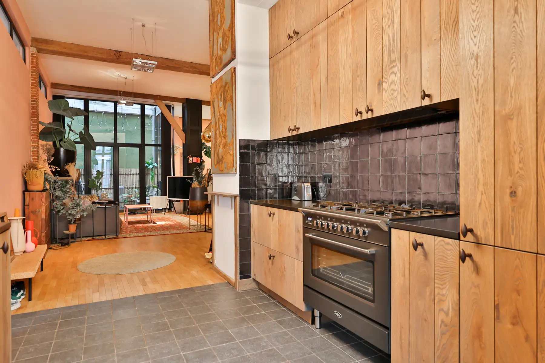 Stoer, warm en verrassend ruim — Loftgevoel met buitenruimte foto 8