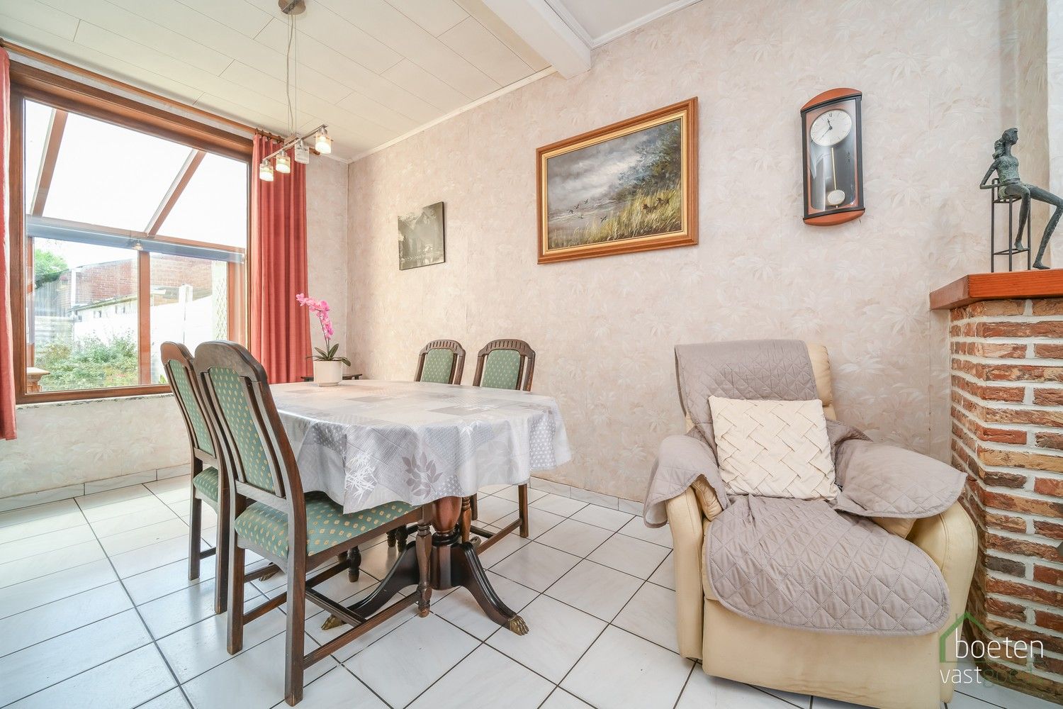 Alveringem: Interessante dorpswoning met redelijk comfort, 3 slaapkamers, tuin en uitweg met garage achteraan op 428m² grondopp. foto 5