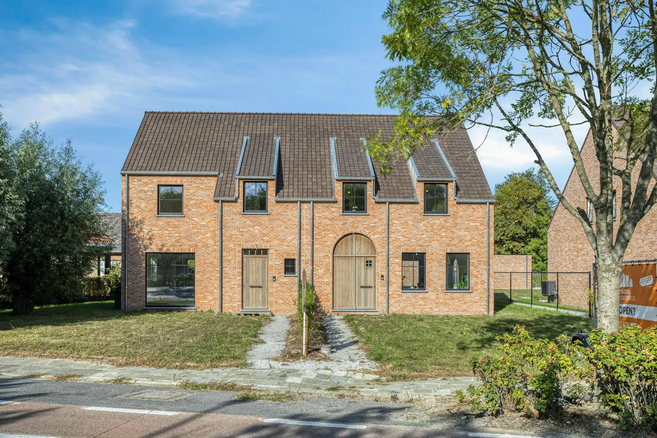 Halfopen huis te koop in Ieper met 3 kamers en dubbele garage foto {{pictureIndex}}