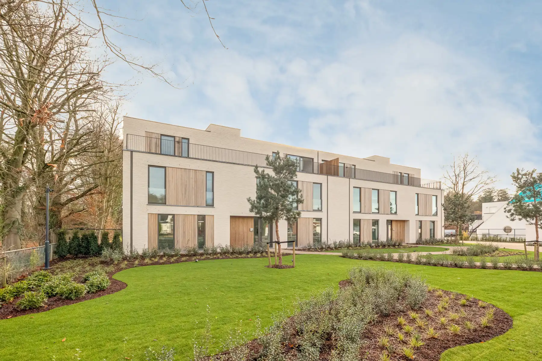 Prestigieus nieuwbouwappartement met ruime tuin en terras. foto {{pictureIndex}}