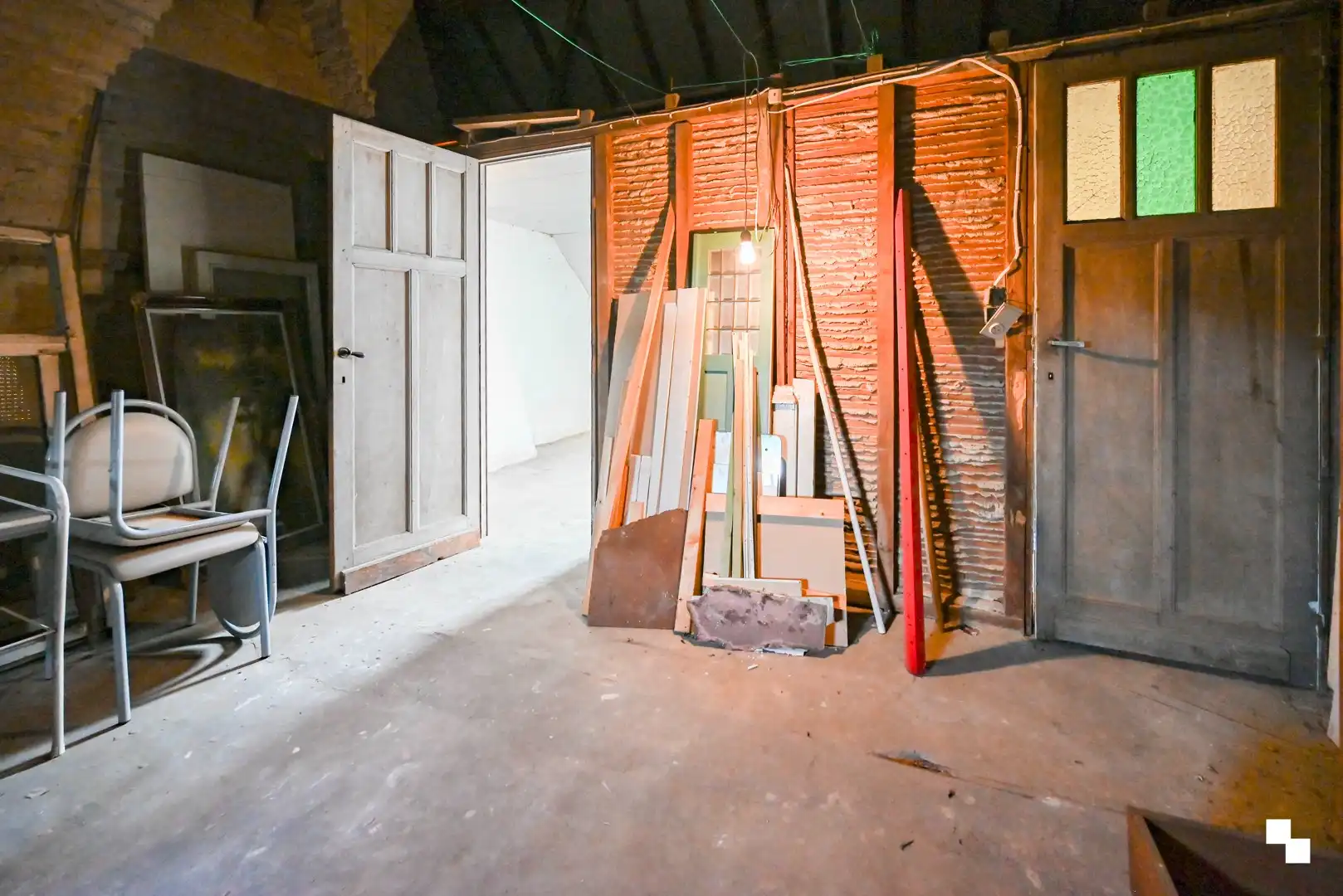 Te renoveren woning met dubbele garage in Oostrozebeke foto 22