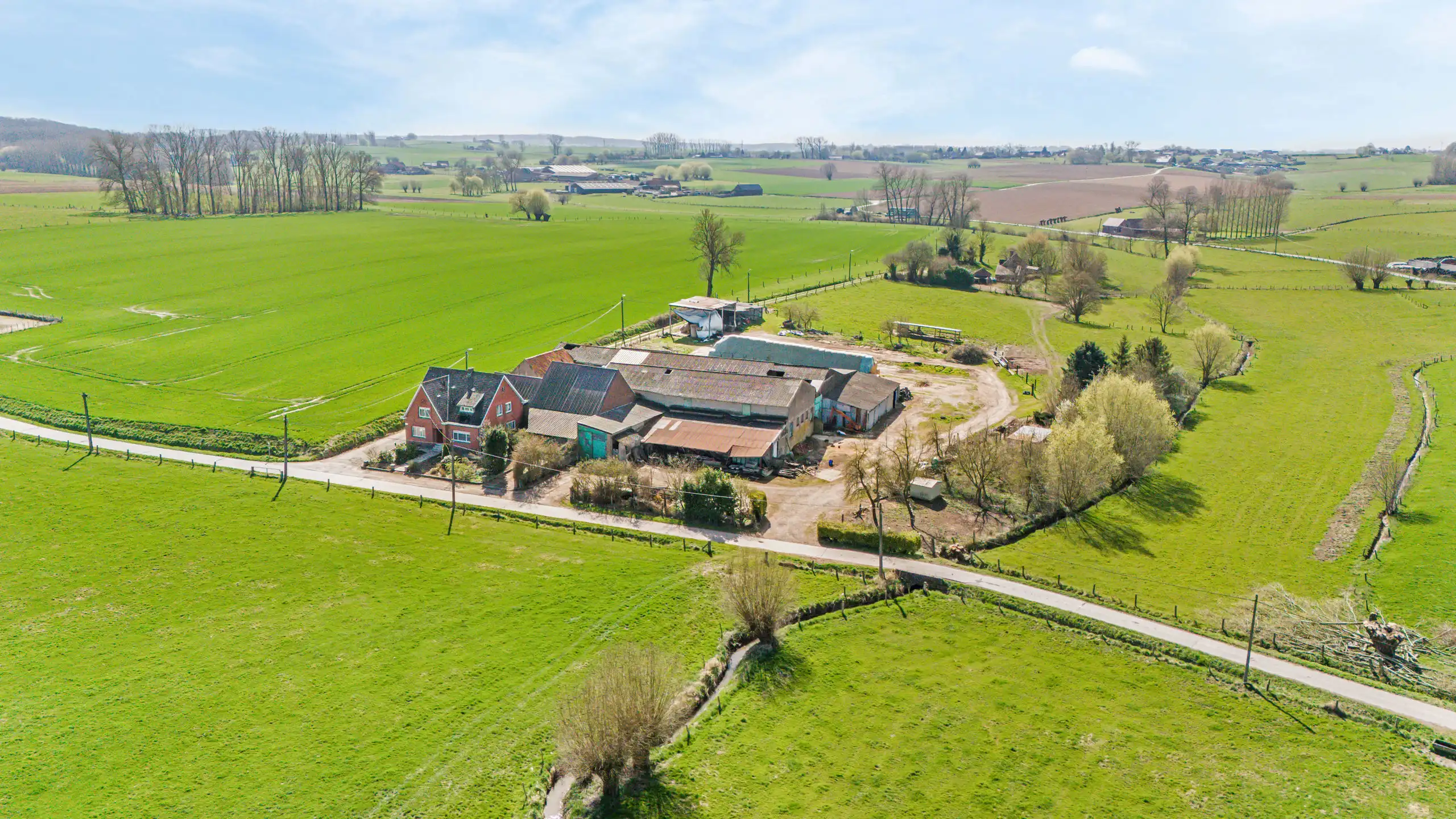 Hoofdfoto van de publicatie: Hoeve met bijgebouwen op  +-75 a