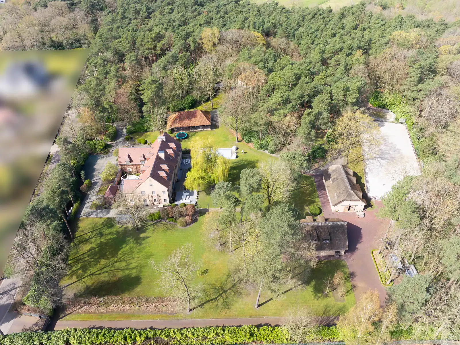 Schitterend domein van 7,7 ha met prachtige villa, zwembad, guesthouse, ruime schuur en uitgebreide paardenfaciliteiten. foto 2