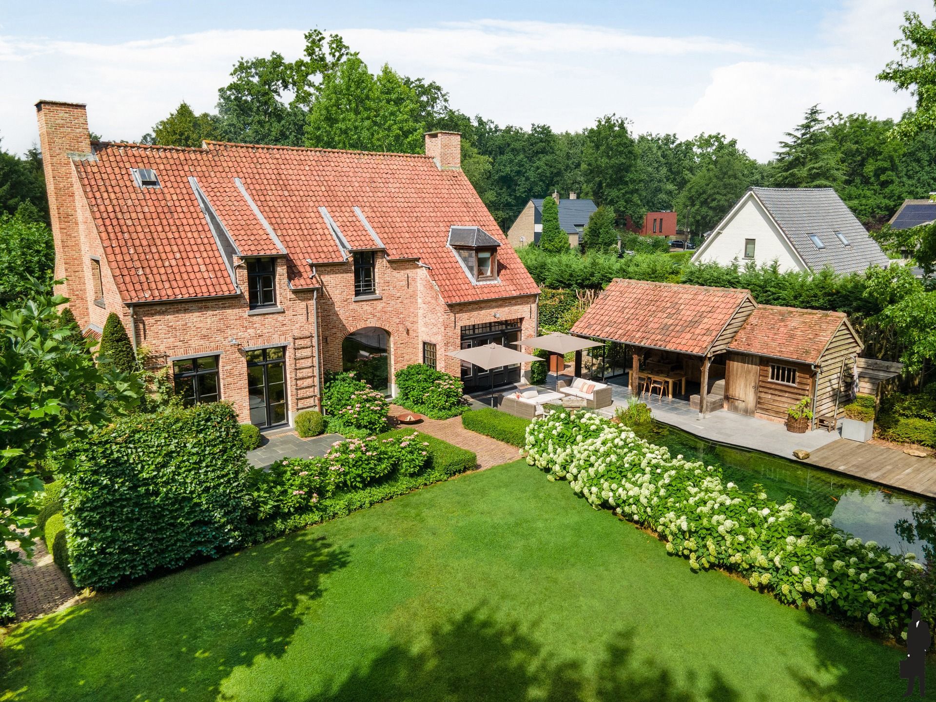 Recente villa met poolhouse en zwemvijver in Zoersel (Halle) foto {{pictureIndex}}