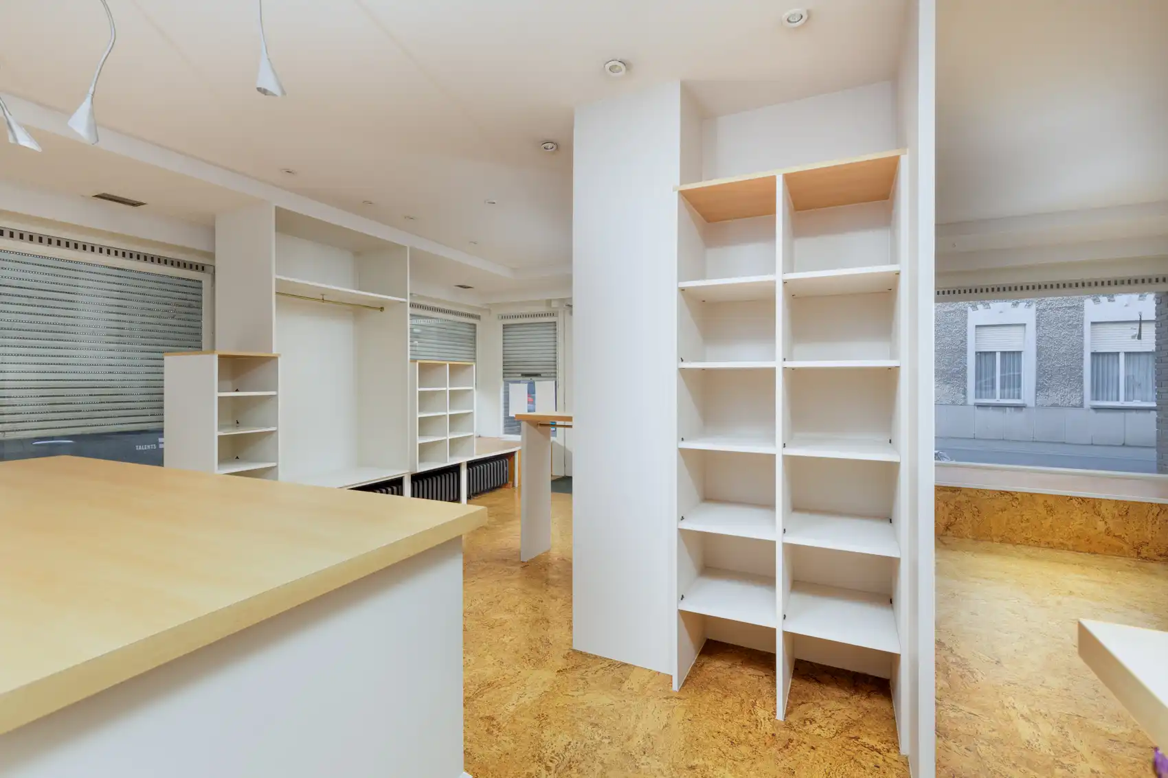 Handelshuis met ruim appartement en 2 garages foto 4