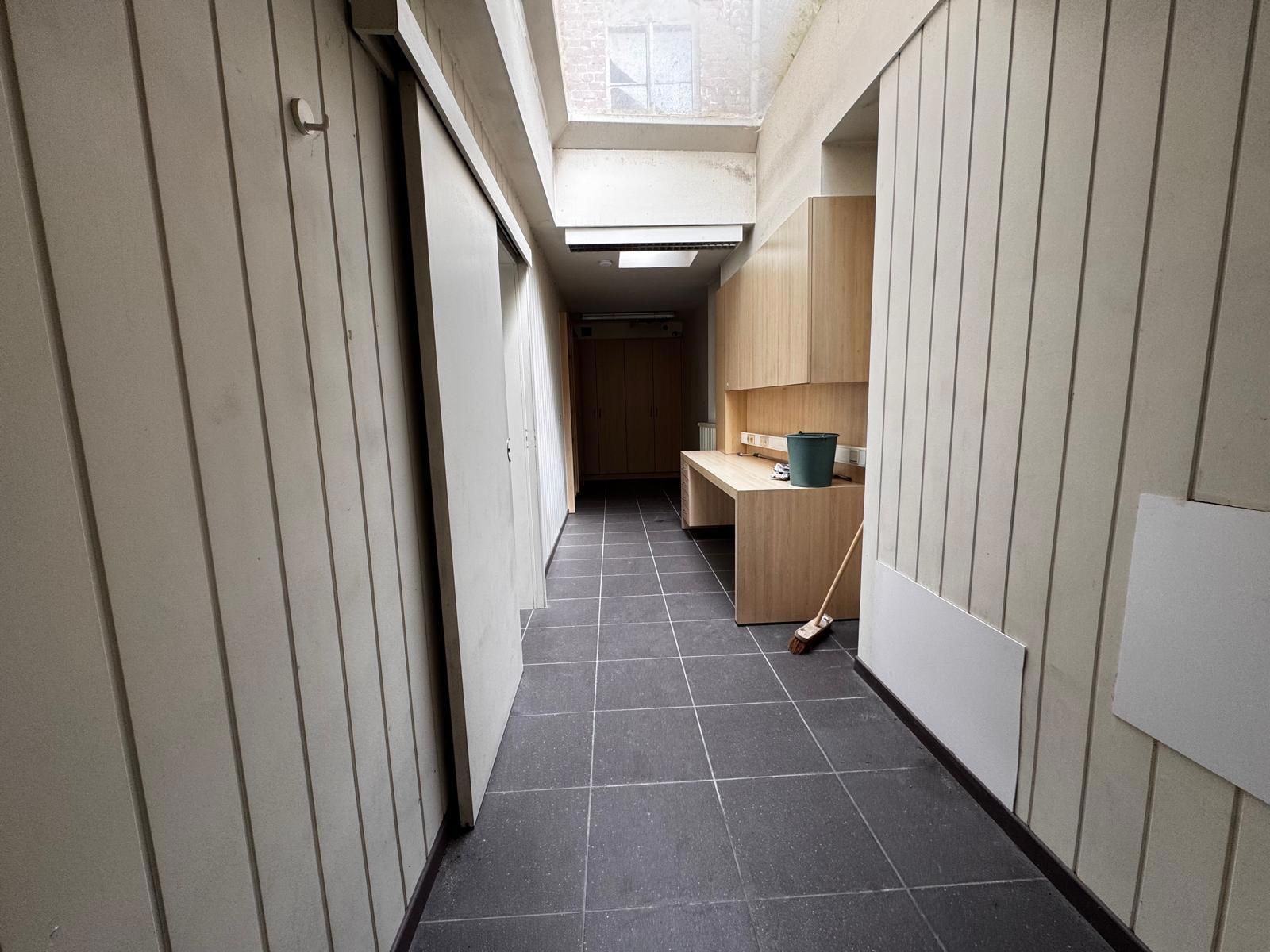 Te renoveren handelshuis met grote etalage centrum Roeselare foto 4