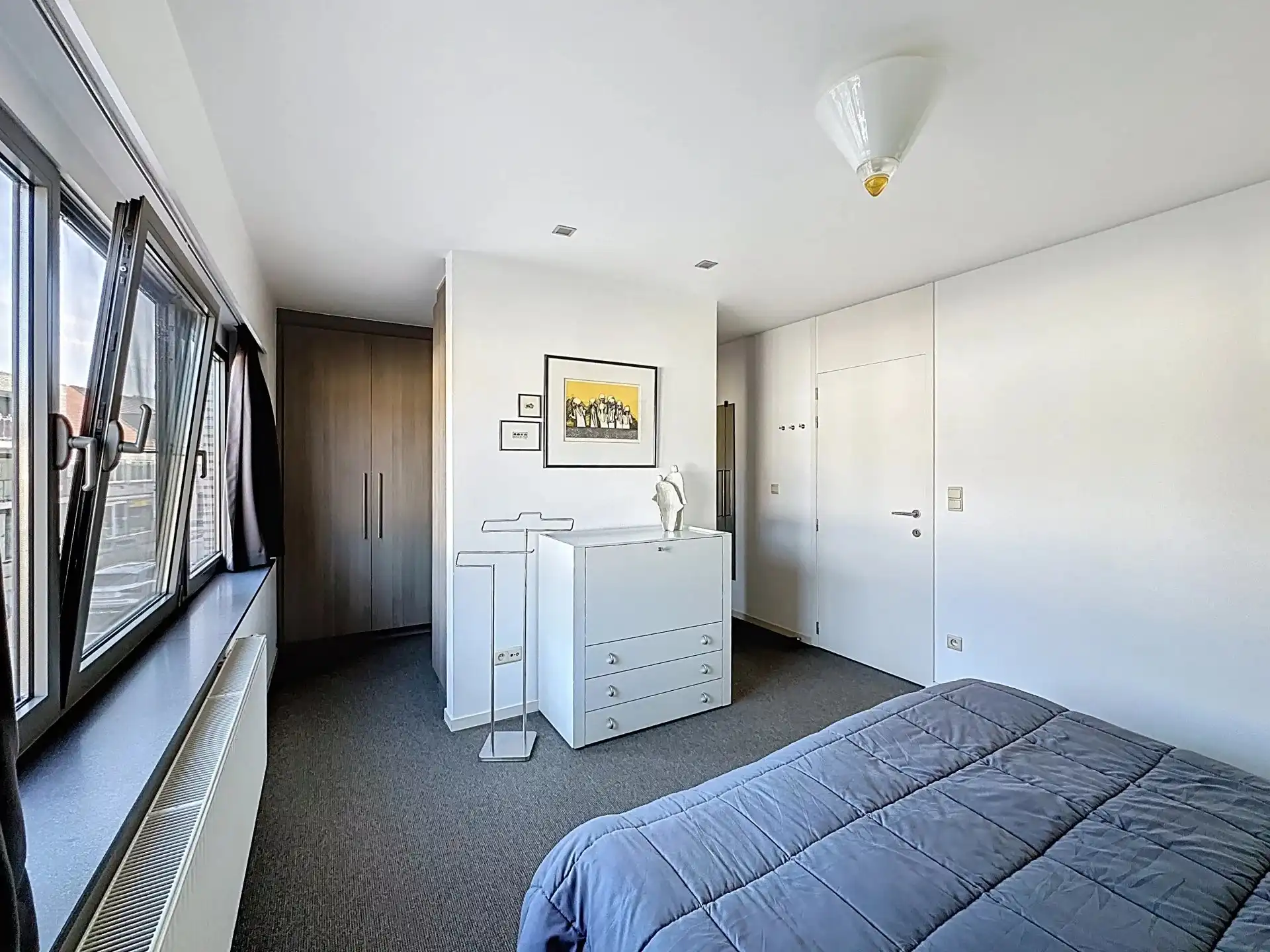 Zeer ruim en luxueus appartement met 2 slaapkamers, terras, tuin en overdekte staanplaats. foto 17