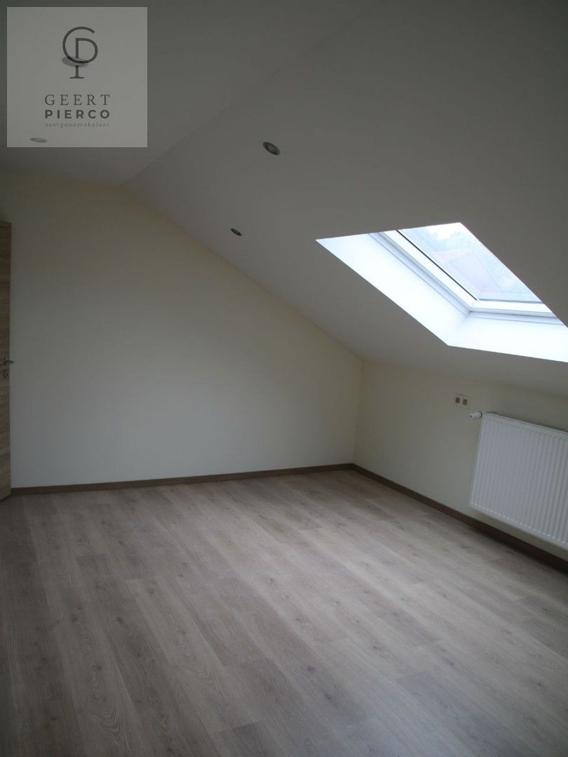 Prachtig gerenoveerde rijwoning met 4 slaapkamers aan de rand van Landen foto 16