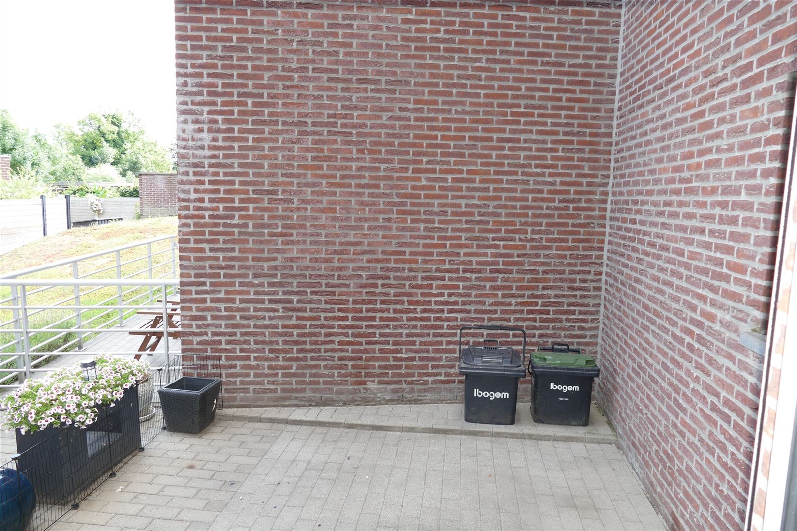 Gelijkvloers appartement met terras en garage foto 13