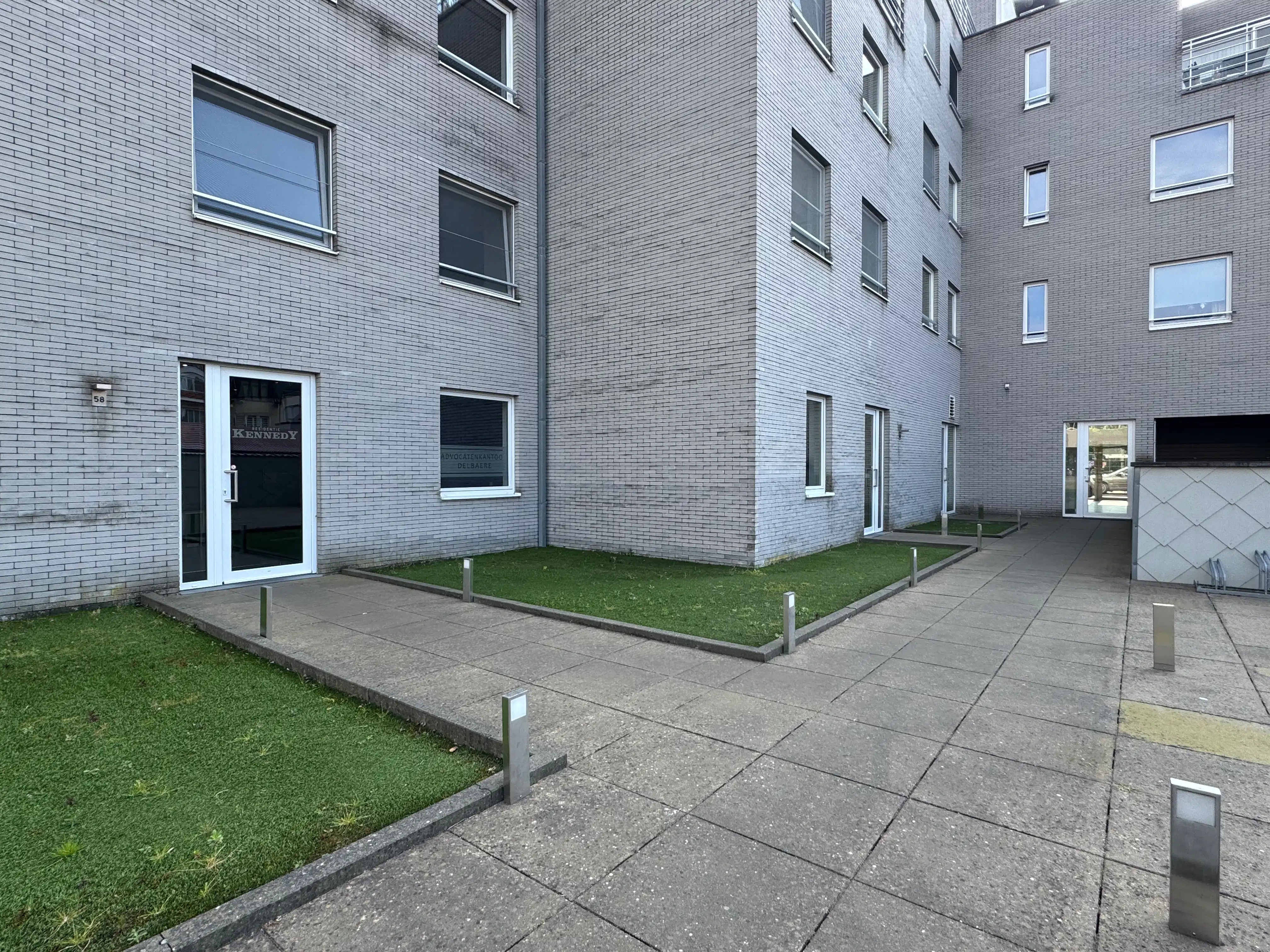 Lichtrijk gelijkvloers appartement met ruim terras foto 14