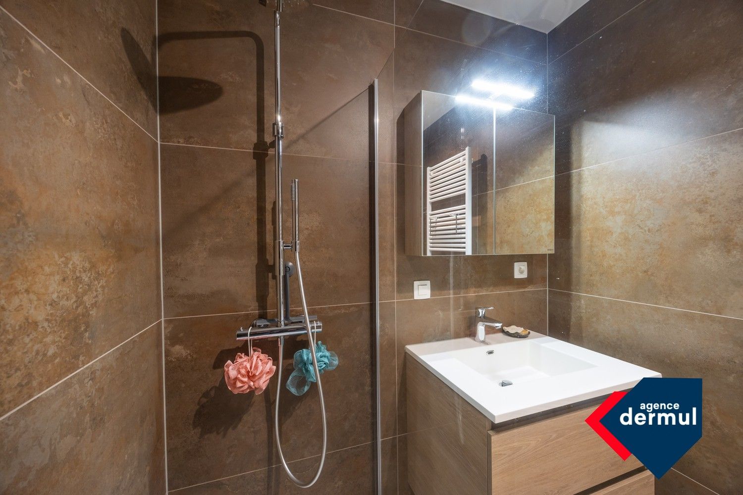 RECENT APPARTEMENT MET PARKING foto 19