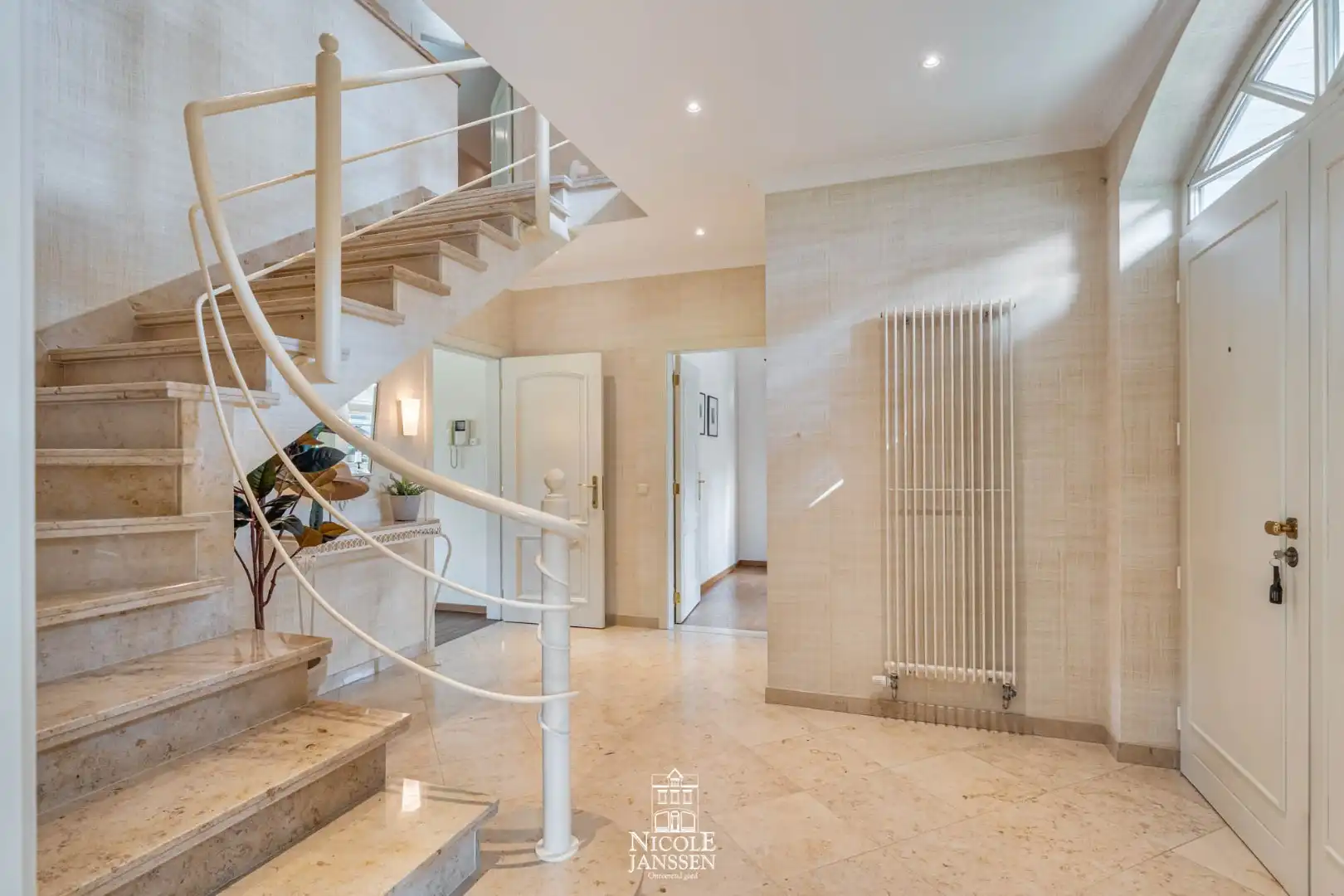 Ruim ingedeelde villa foto 4