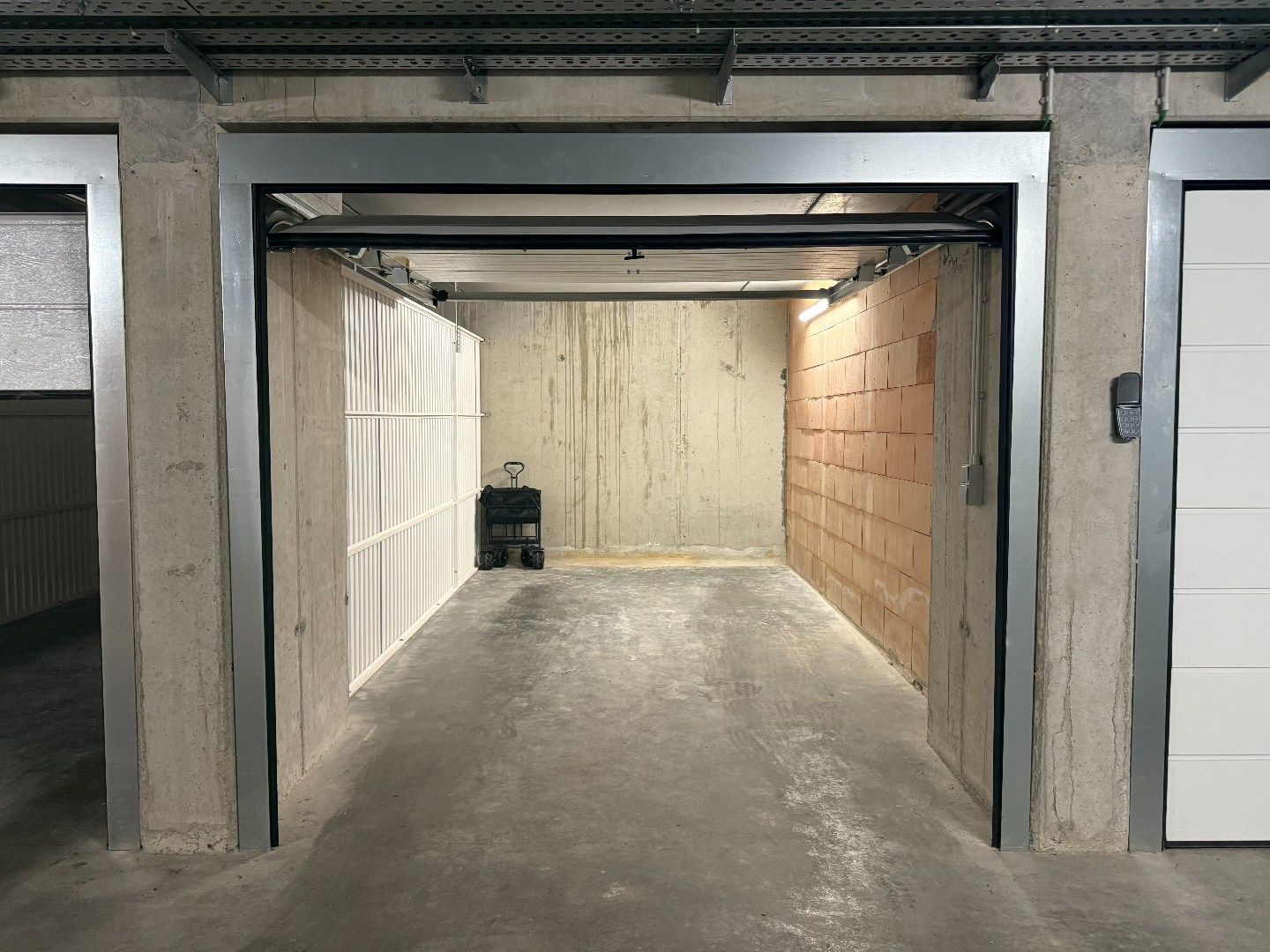 GARAGEBOX VLAKBIJ ZEEDIJK  foto {{pictureIndex}}