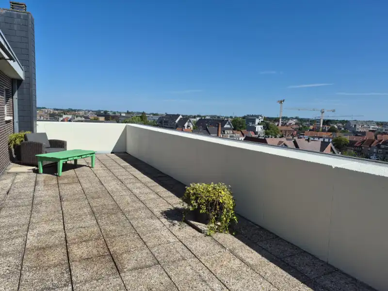 Roeselare-stadskern. PENTHOUSE op 6de verdieping aan het Coninckplein gelegen, met 2 slaapkamers, ochtendterras en avondterras. Een pareltje met unieke ligging ! foto 10