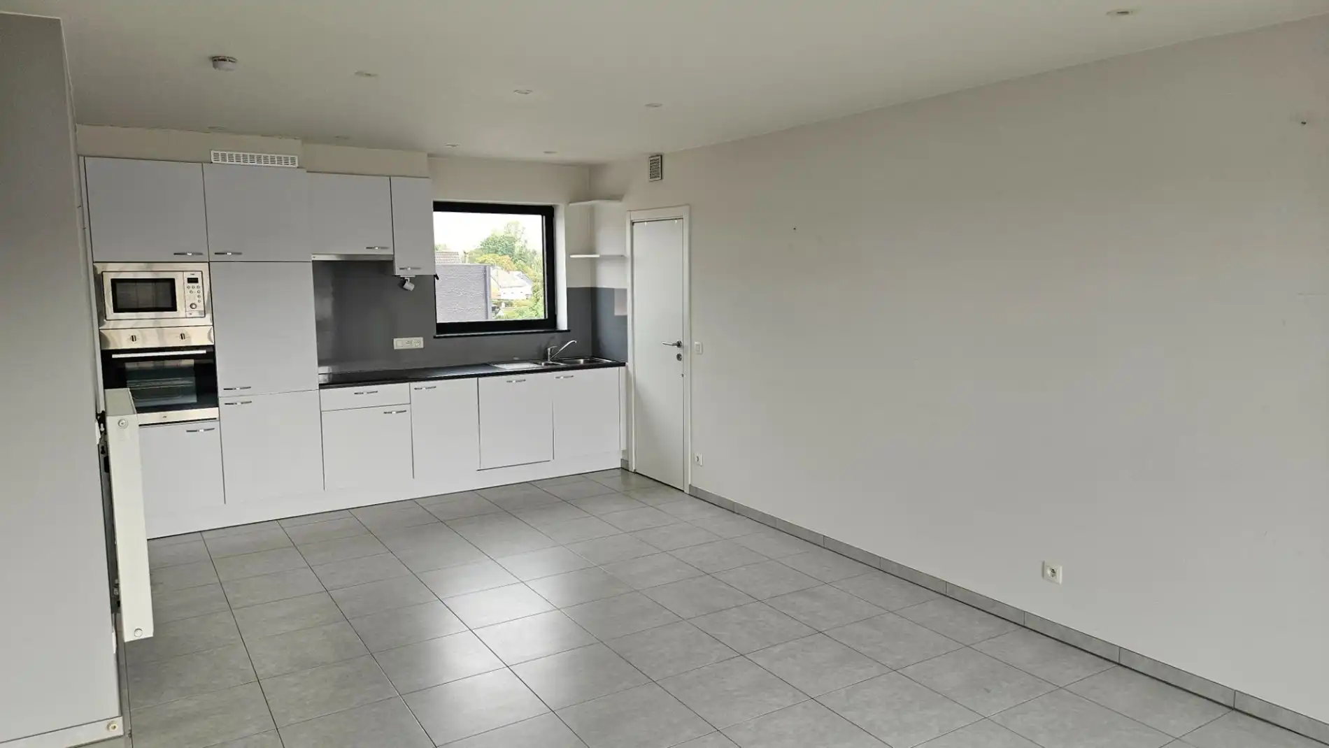 Instapklaar 1 slk appartement met groot terras en autostaanplaats foto 3