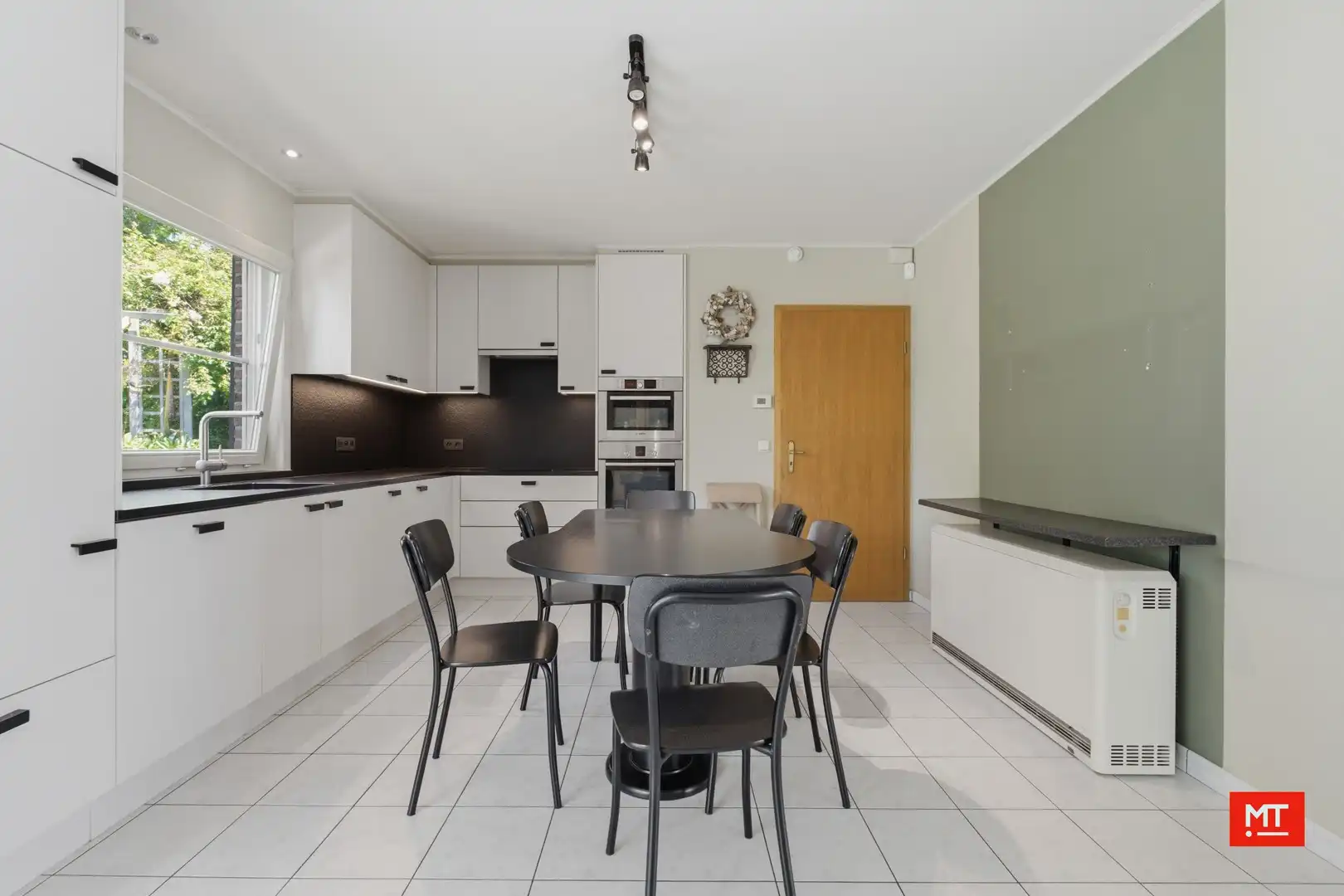 Alleenstaande woning met 4 slaapkamers, zonnige tuin en garage op de Molenhoek foto 6