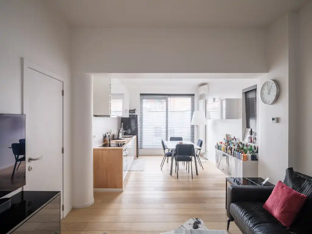 Instapklaar 2-slpk appartement met een ruim zonneterras en garage nabij de Coupure foto 3