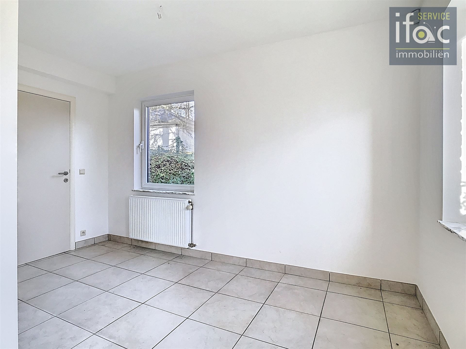 Villa met 4 slaapkamers, 2 badkamers, tuin en garages foto 11