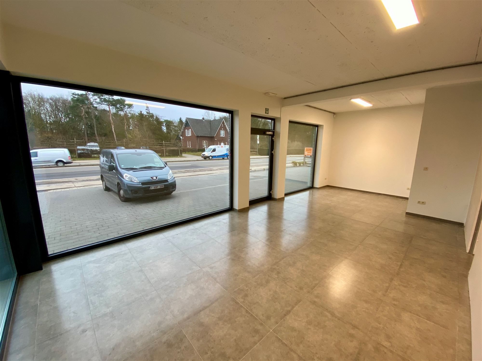 RUIM HANDELSPAND VAN 285M² MET GOEDE VISIBILITEIT EN PARKEERGELEGENHEID foto 2