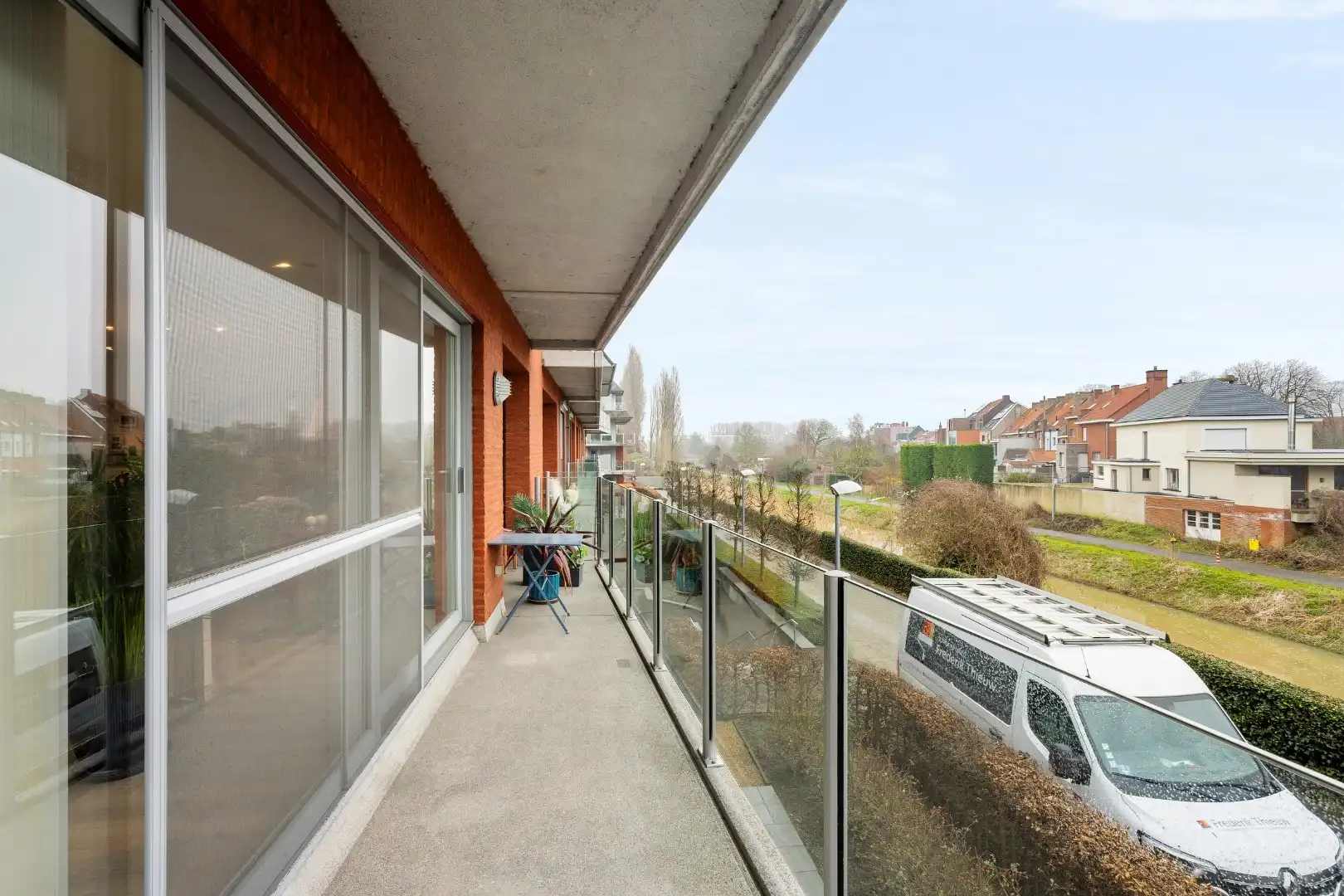 Instapklaar appartement met 2 slaapkamers, badkamers, terrassen én garage in Ieper foto 5