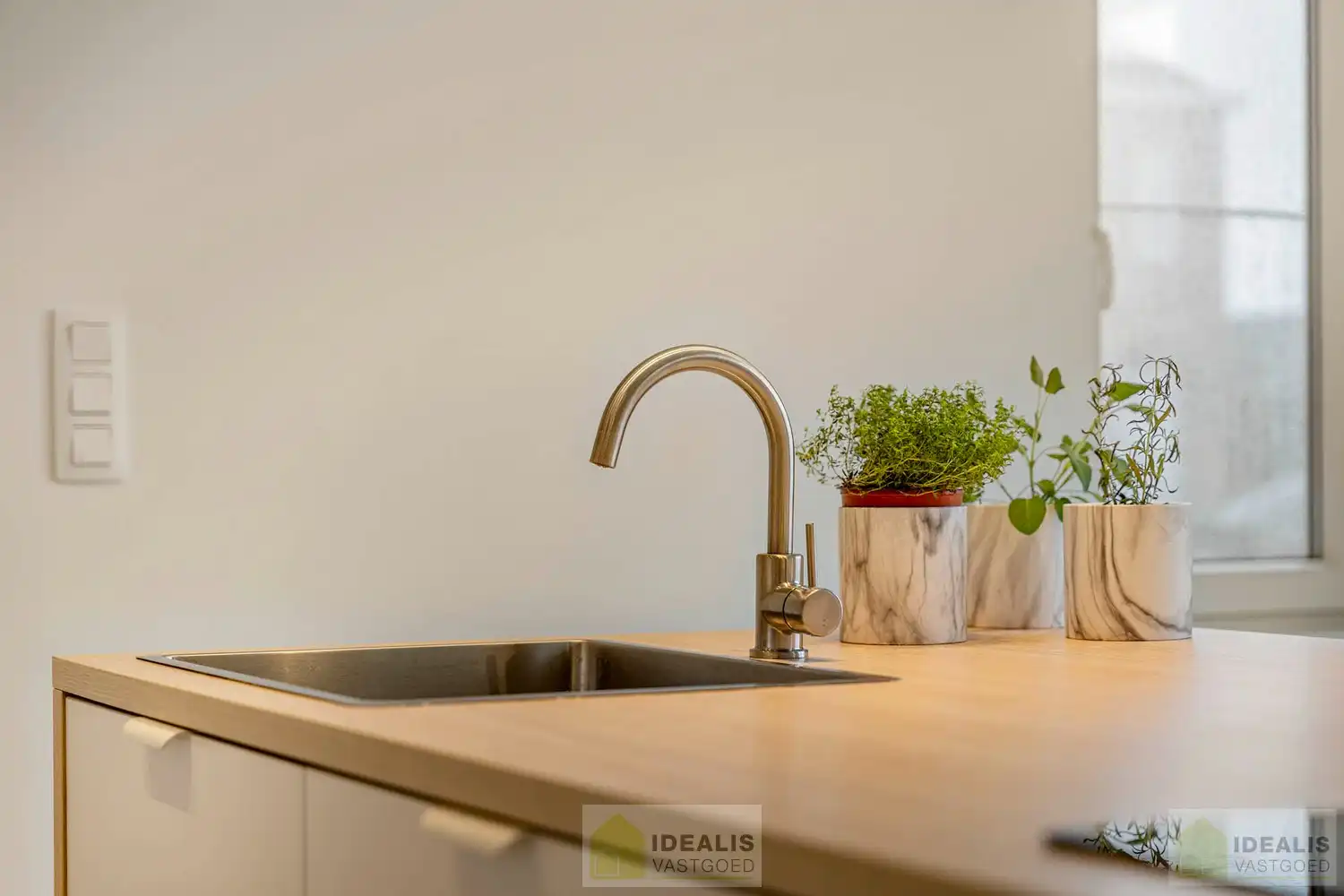 IDEALIS VASTGOED – Schitterend volledig vernieuwde woning met een heerlijke open leefruimte, luxe keuken, 3 ruime slaapkamers, twee badkamers én een ruime wasplaats! Dit heerlijke huis bevindt zich op een perceel van maar liefst 7a 94ca vlak bij het centrum van Eksel - EEN MUST VISIT! - foto 6