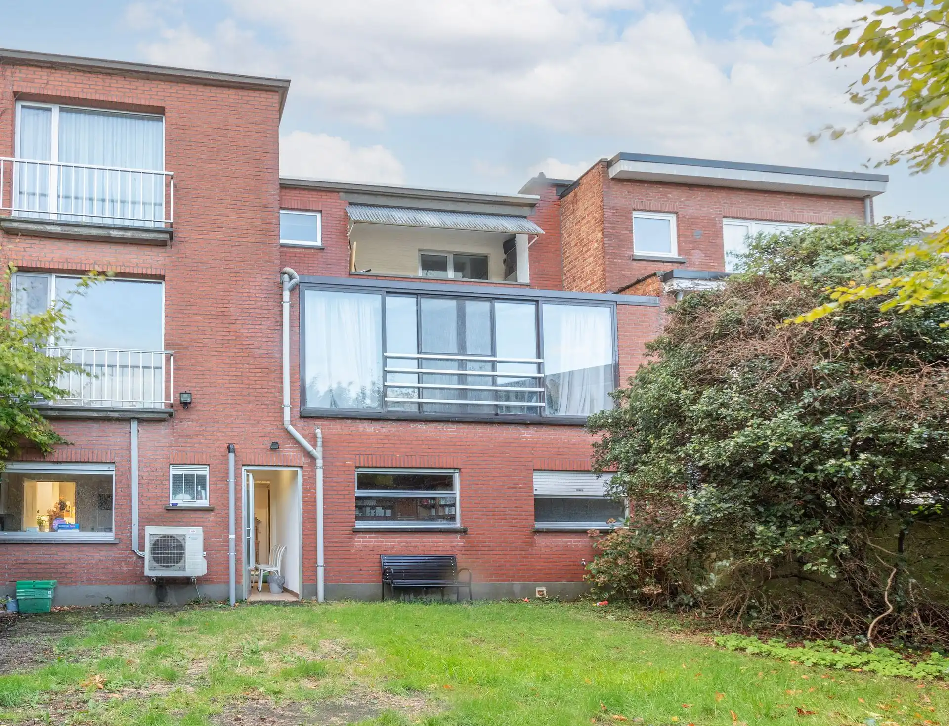 Een exclusief ruim duplex appartement met tuin en garagebox foto {{pictureIndex}}