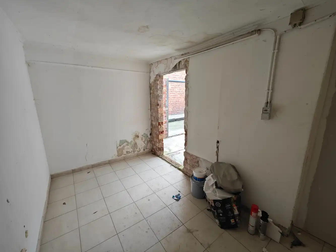 Gerenoveerde kantoorruimte met opslag foto 17