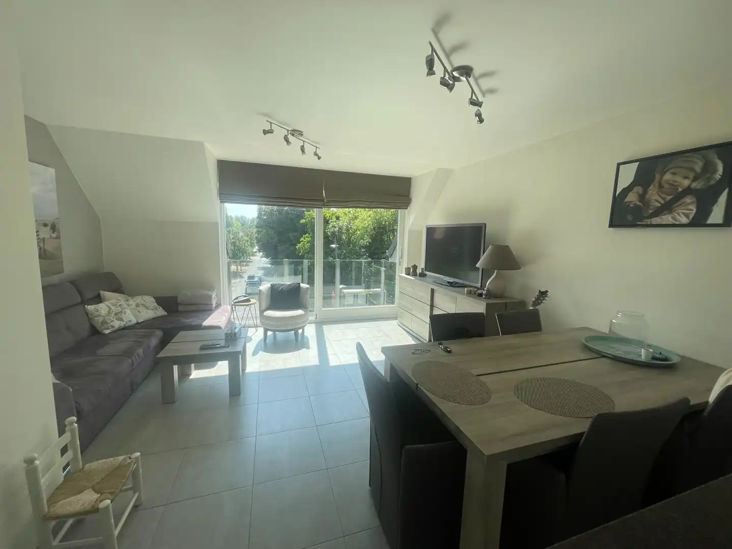 Charmant appartement met 1 slaapkamer en extra bewoonbare zolderruimte - gelegen aan de Zeelaan in Koksijde, ideaal voor comfortabel wonen. foto 3