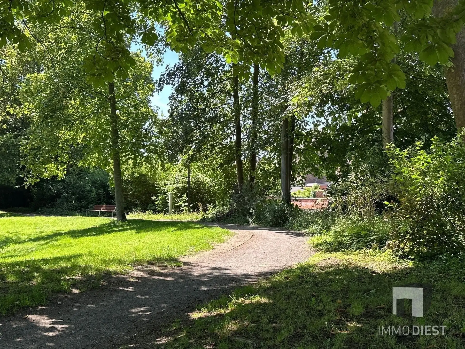 Energiezuinige woning met 3 slaapkamers, extra ingerichte leefruimte, zonnige stadstuin en garage in het centrum van Diest. foto 28