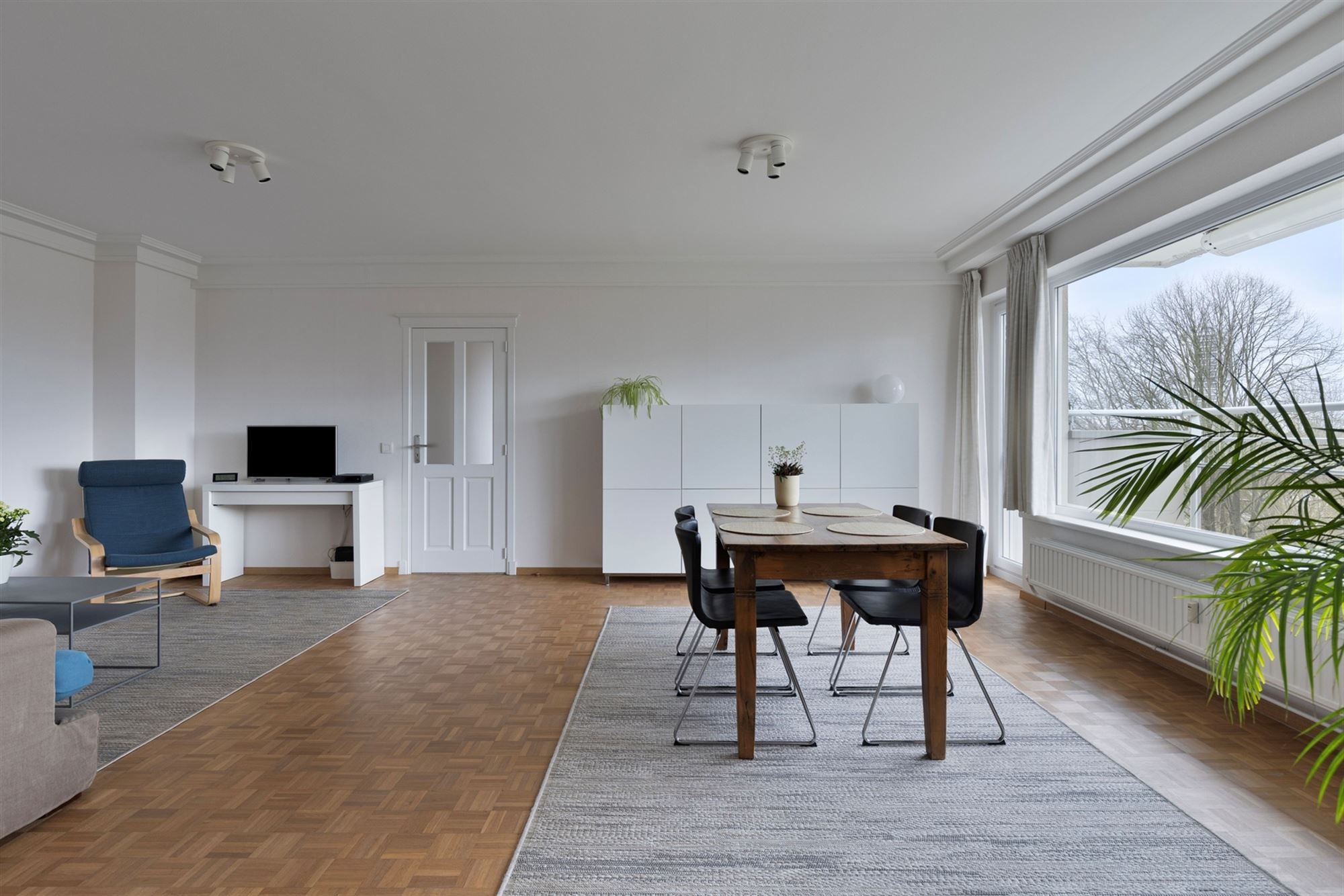 Instapklaar appartement met drie slaapkamers foto {{pictureIndex}}