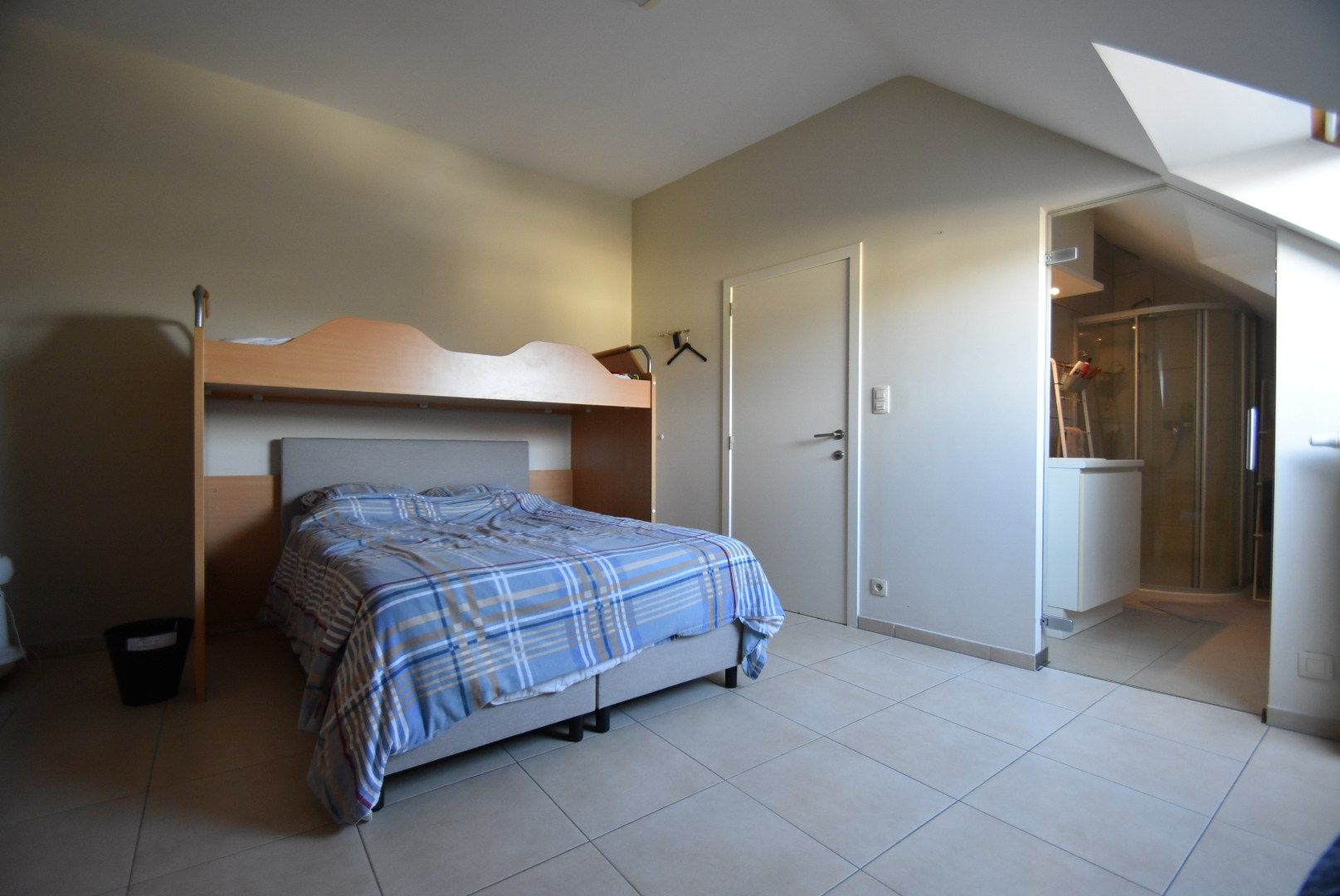 Zeer nette en ruime stadswoning/duplex-appartement met inpandige garage in hartje Bilzen foto 27