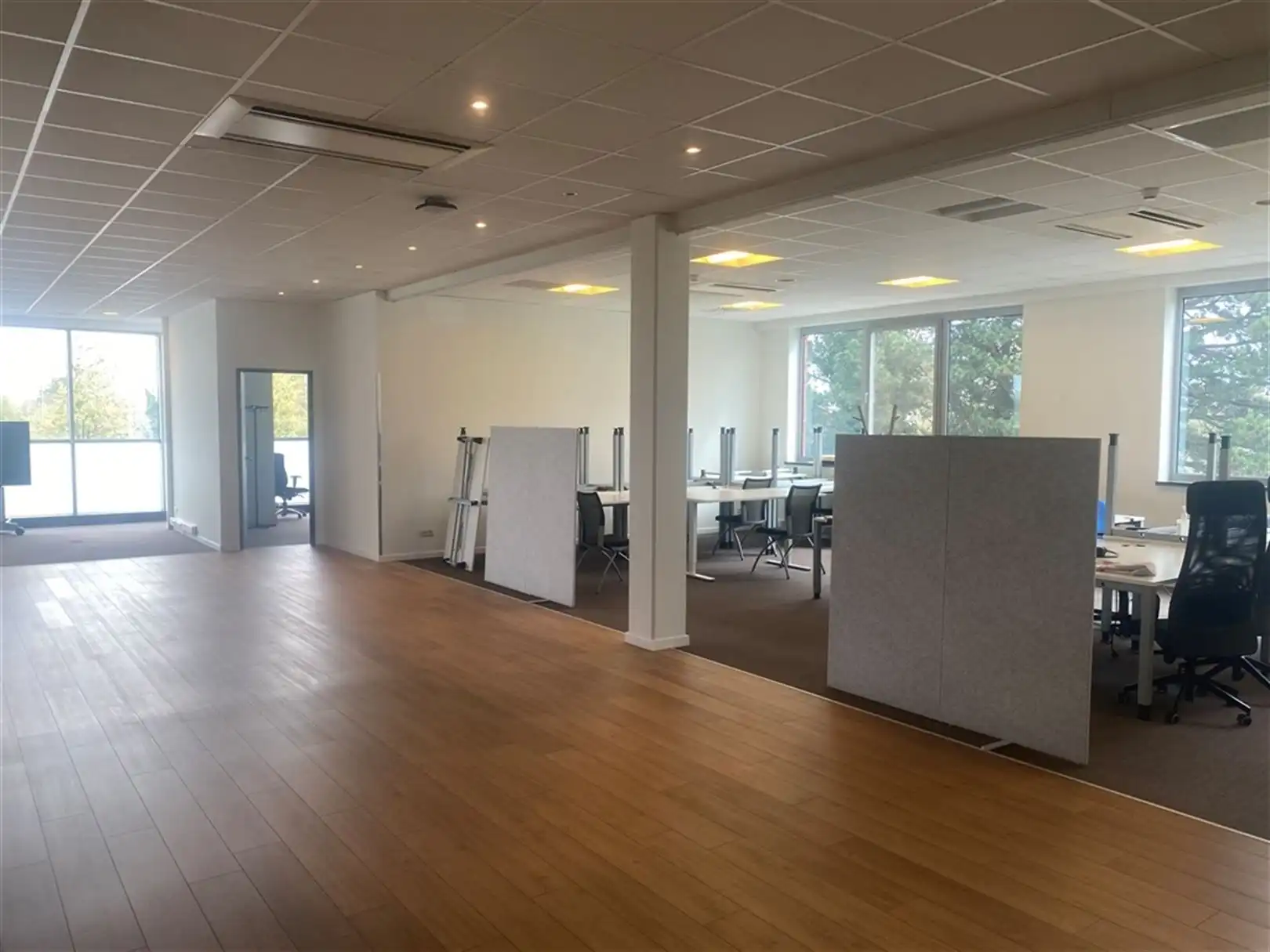 Kantoorgebouw aan de Watersportbaan foto 8