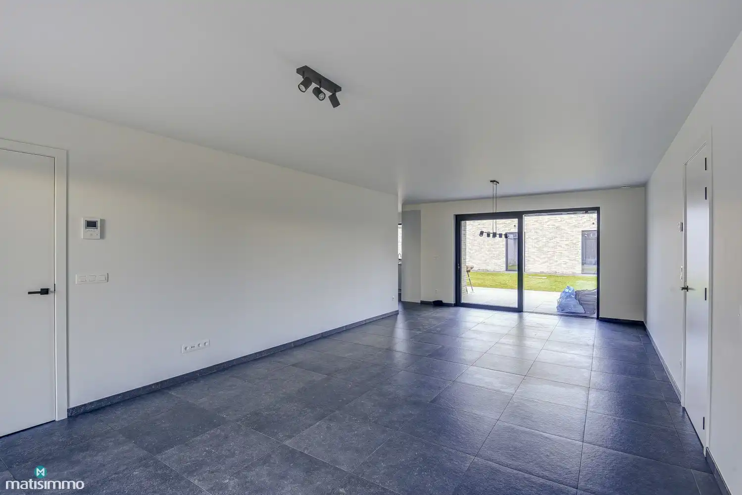 RUIM NIEUWBOUW APPARTEMENT MET 2 SLAAPKAMERS, TERRAS, GARAGE, AUTOSTAANPLAATS EN KELDERBERGING TE BEVERST foto 7