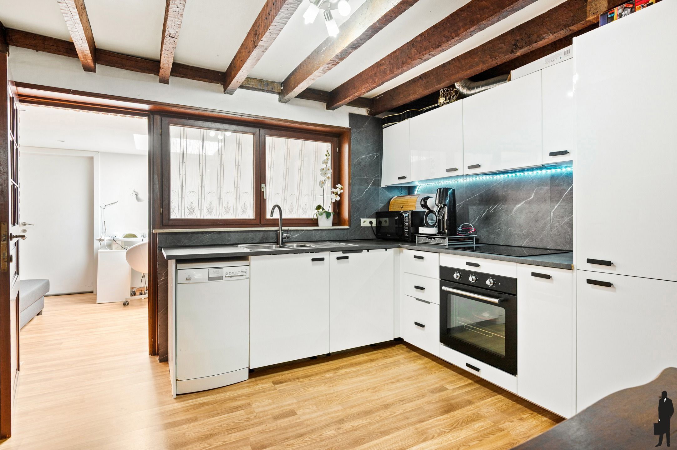 Instapklare rijwoning in het centrum van 's Gravenwezel. foto 11