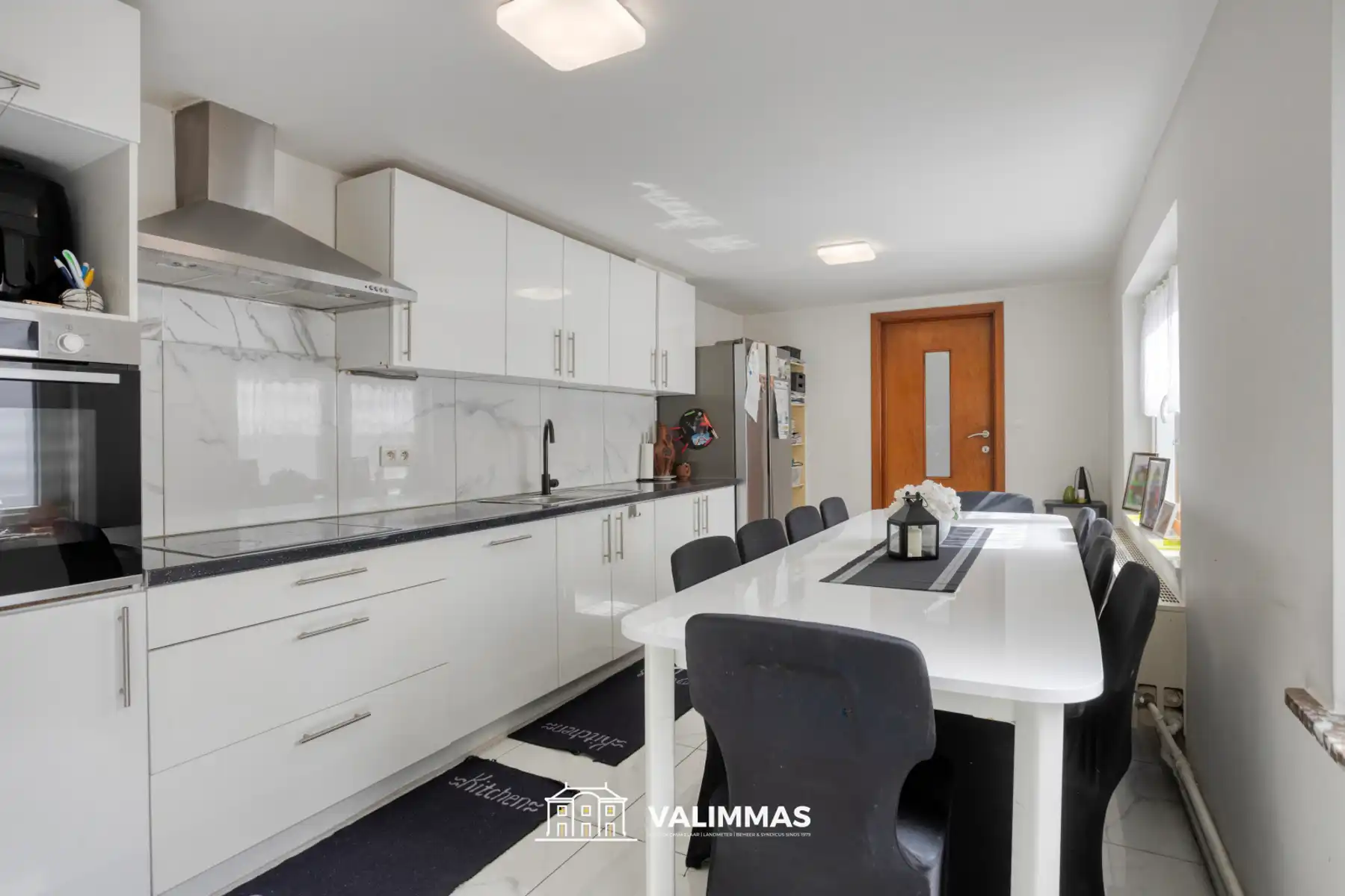Gerenoveerde, instapklare rijwoning met 2 parkeerplaatsen... foto 7