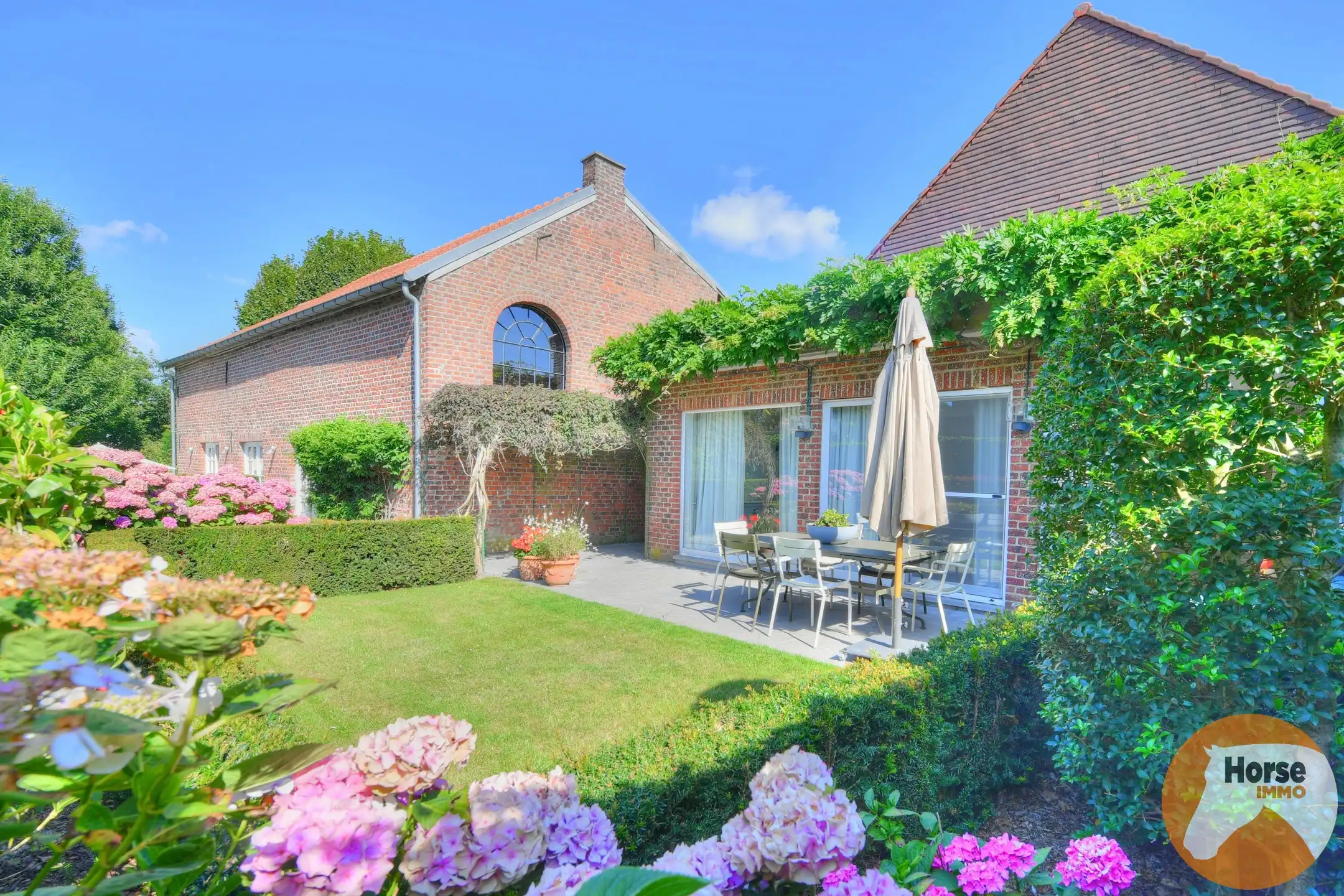 GOOIK - Luxueus afgewerkte hoeve met bijgebouw en weide foto {{pictureIndex}}