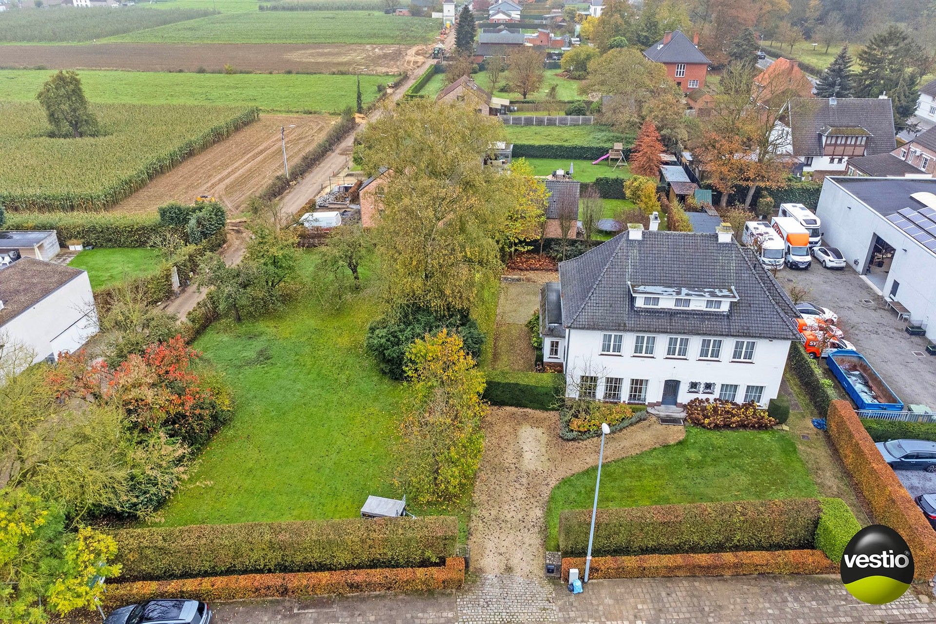 Hoofdfoto van de publicatie: Prachtige villa van de jaren '50 met naastliggende bouwgrond - totale perceeloppervlakte 23a 20ca