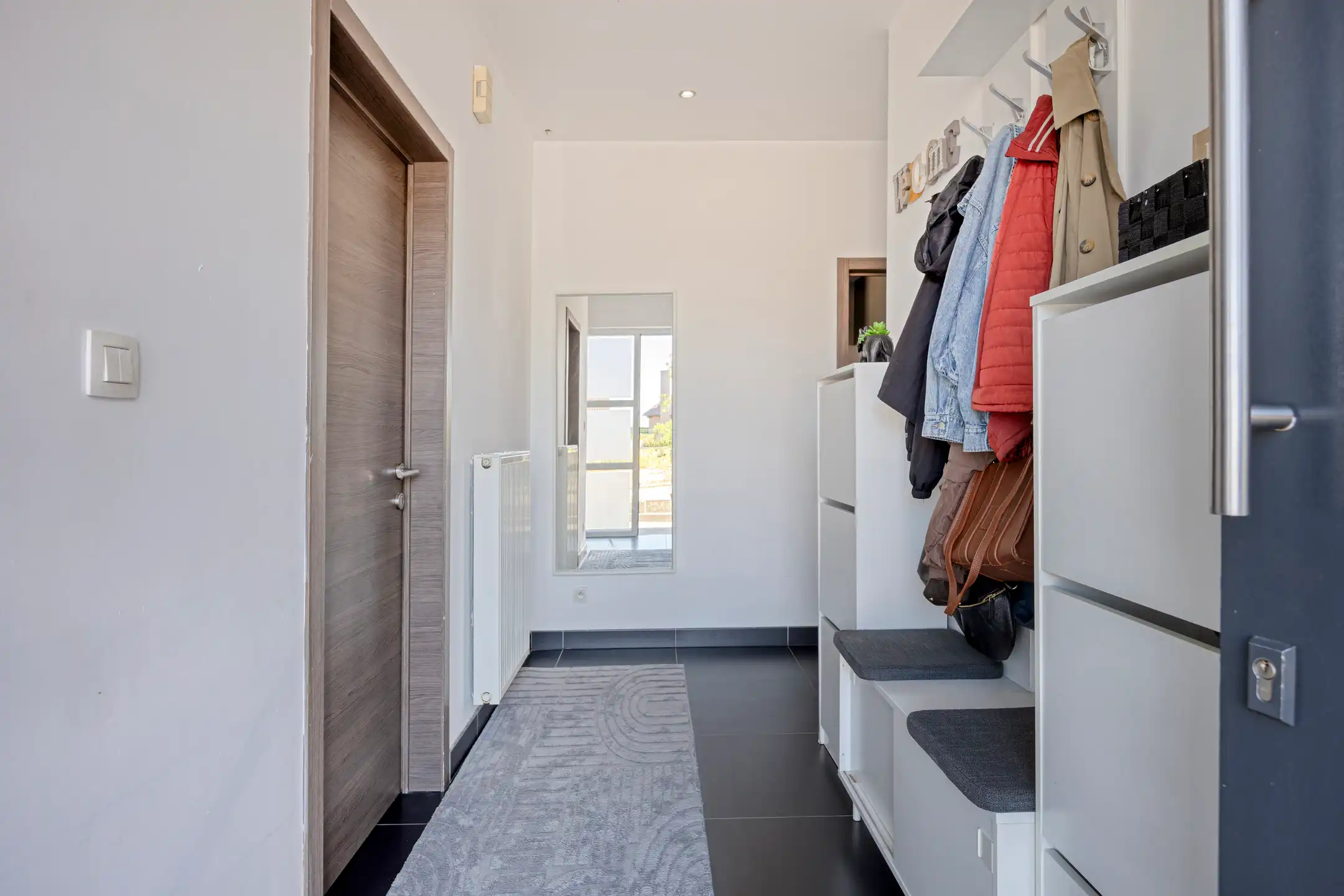 Ruime gezinswoning van 215 m² met vier à vijf slaapkamers en tuin foto 4