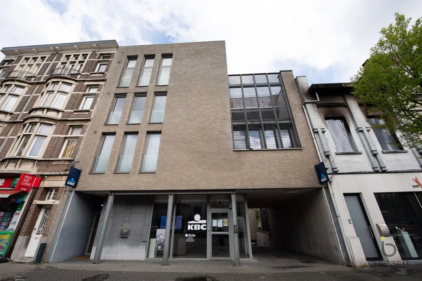 Ruim appartement met vooraan en achteraan terrassen en parking op een pleintje. foto {{pictureIndex}}