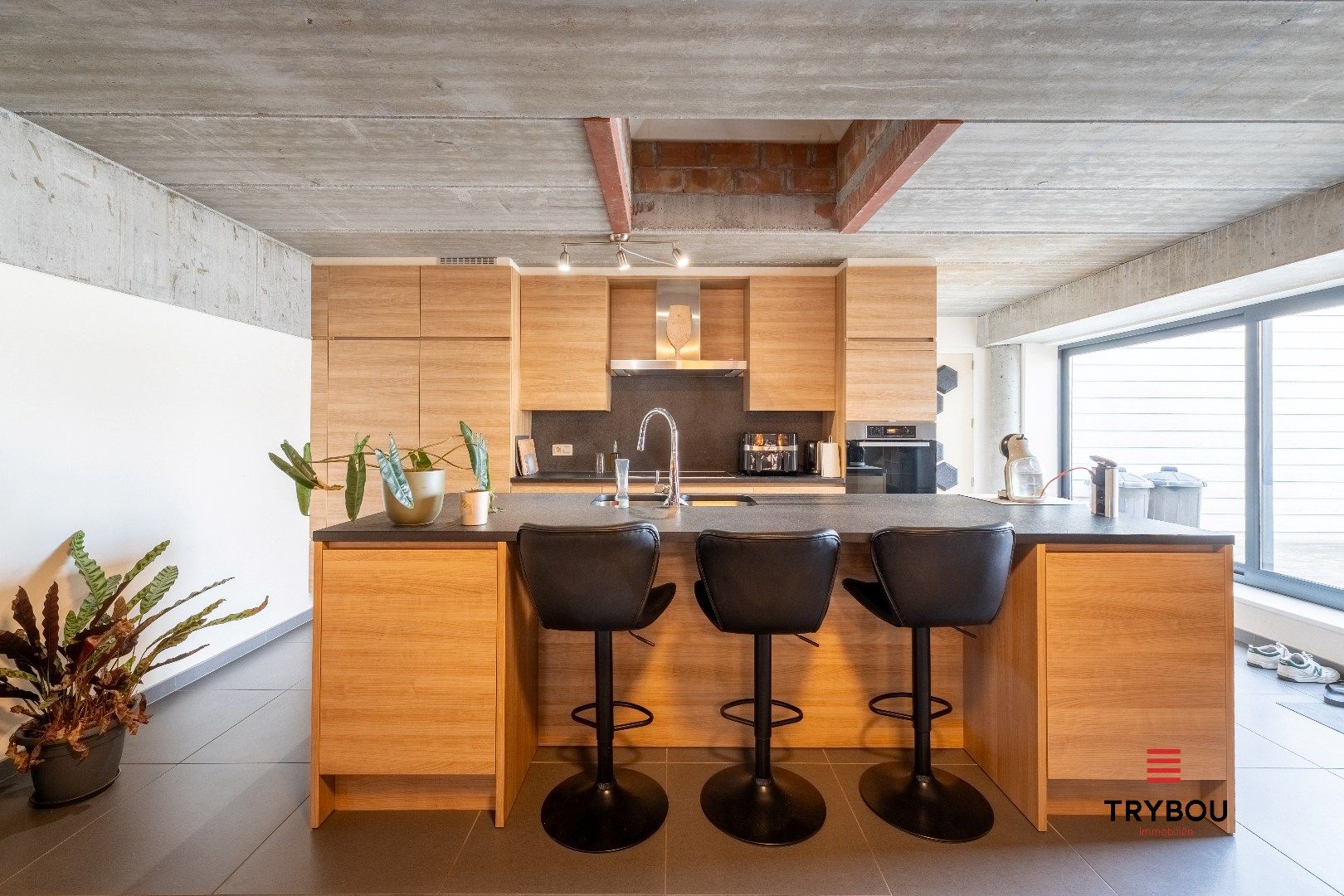 Stijlvolle industriële duplex met ruim terras en staanplaats in centrum Roeselare foto 4
