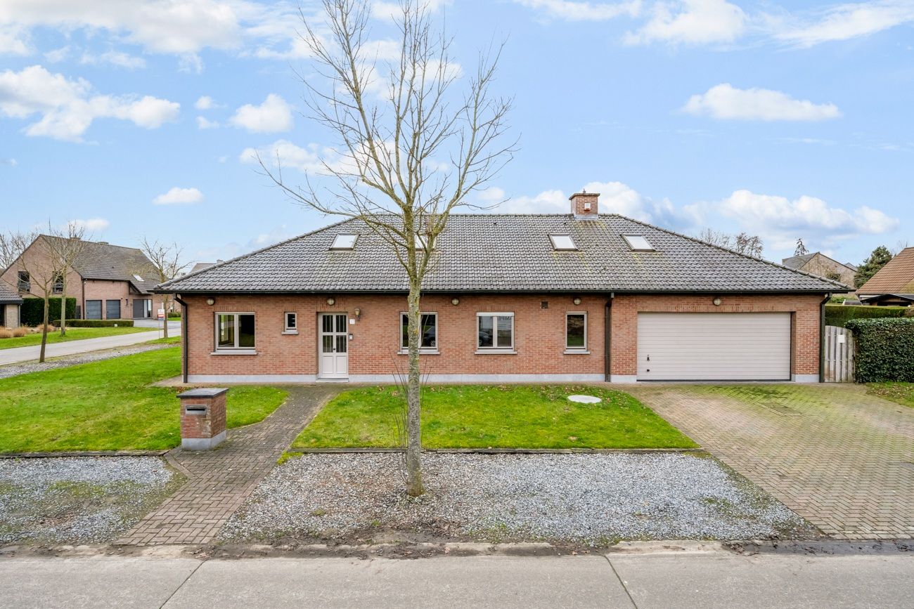 Degelijke alleenstaande villa met ZES slaapkamers en ruime inpandige dubbele garage op residentiële toplocatie nabij het centrum van Lochristi! foto 3