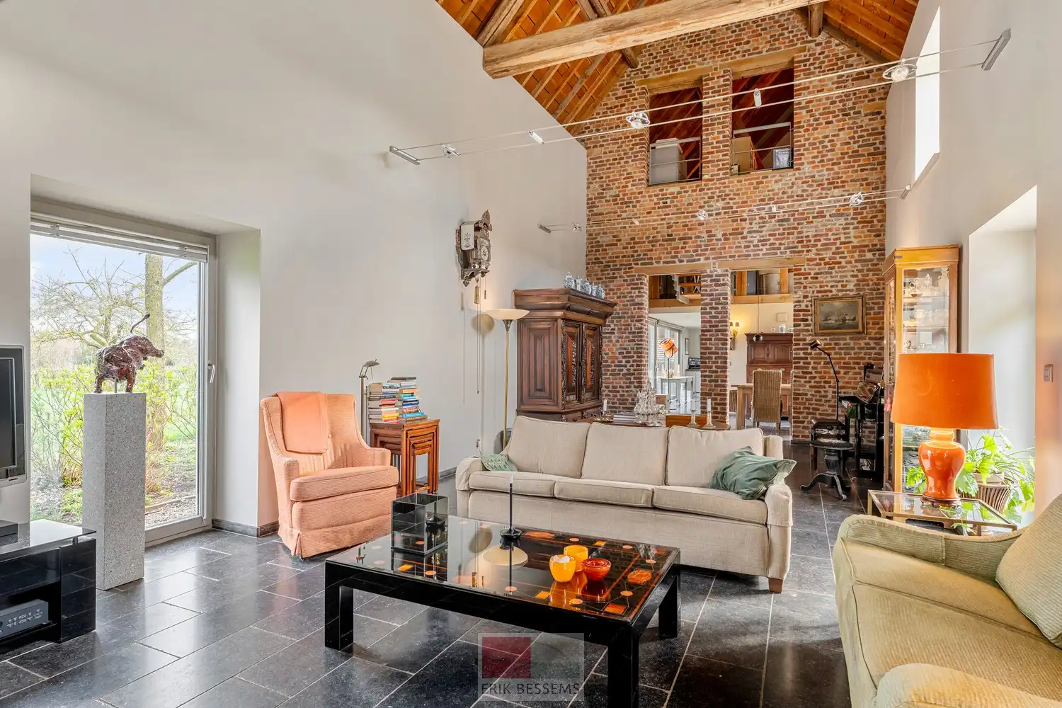 Een zeer karaktervol woonerf van maar liefst 3996 m² met bijzondere uitstraling, bestaande uit een prachtige hoofdwoning (voormalige schuur en stallen) en een charmant vakwerkhuis. foto 17