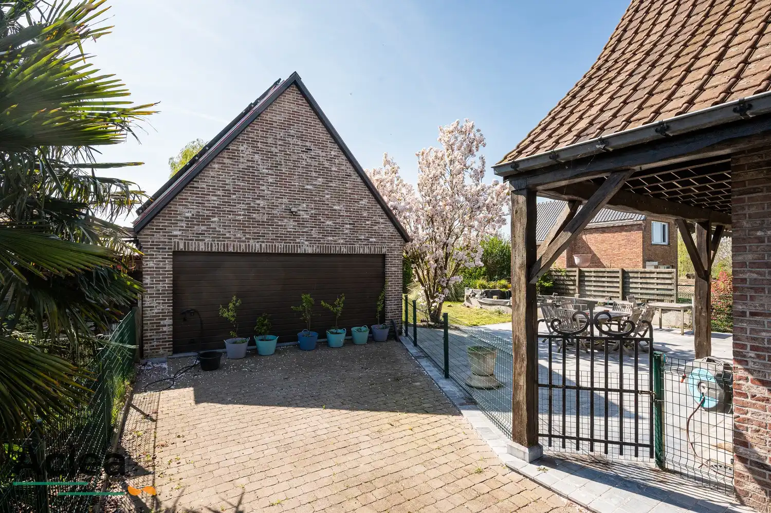 Rustig gelegen villa in landelijke stijl, omgeven door groen en natuur foto 6