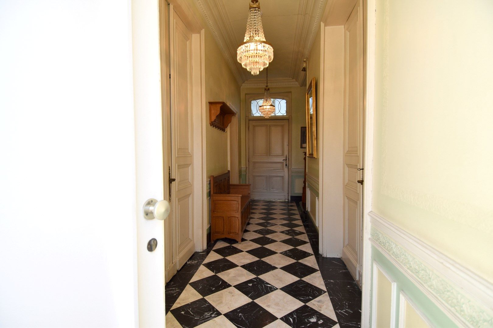 Karaktervolle burgerwoning met 3 slaapkamers, 2 garages en een mooi stukje tuin te koop in Rollegem foto 2