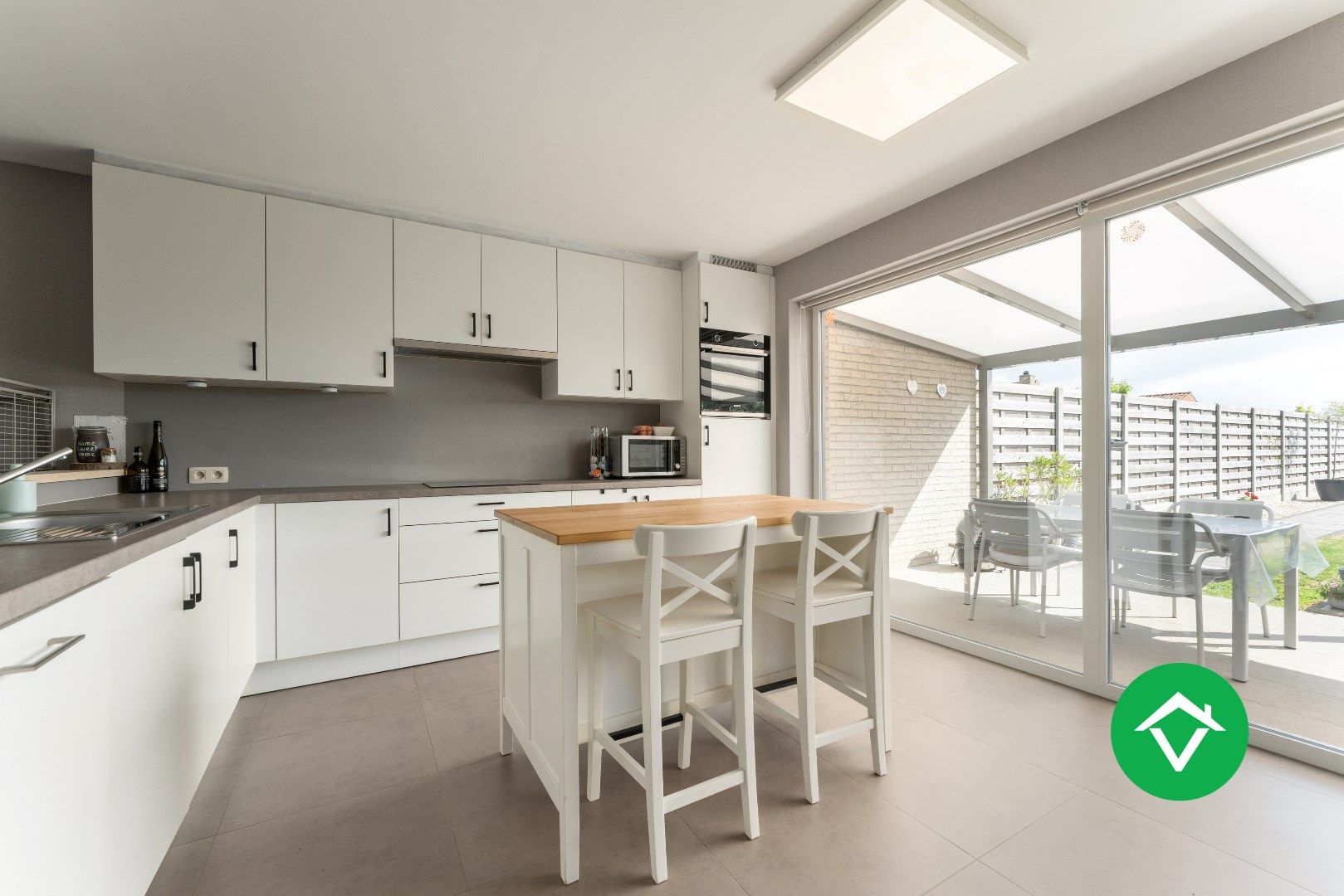 Instapklare, recente woning (2018) met 4 slaapkamers en garage in hartje Koekelare. foto 8