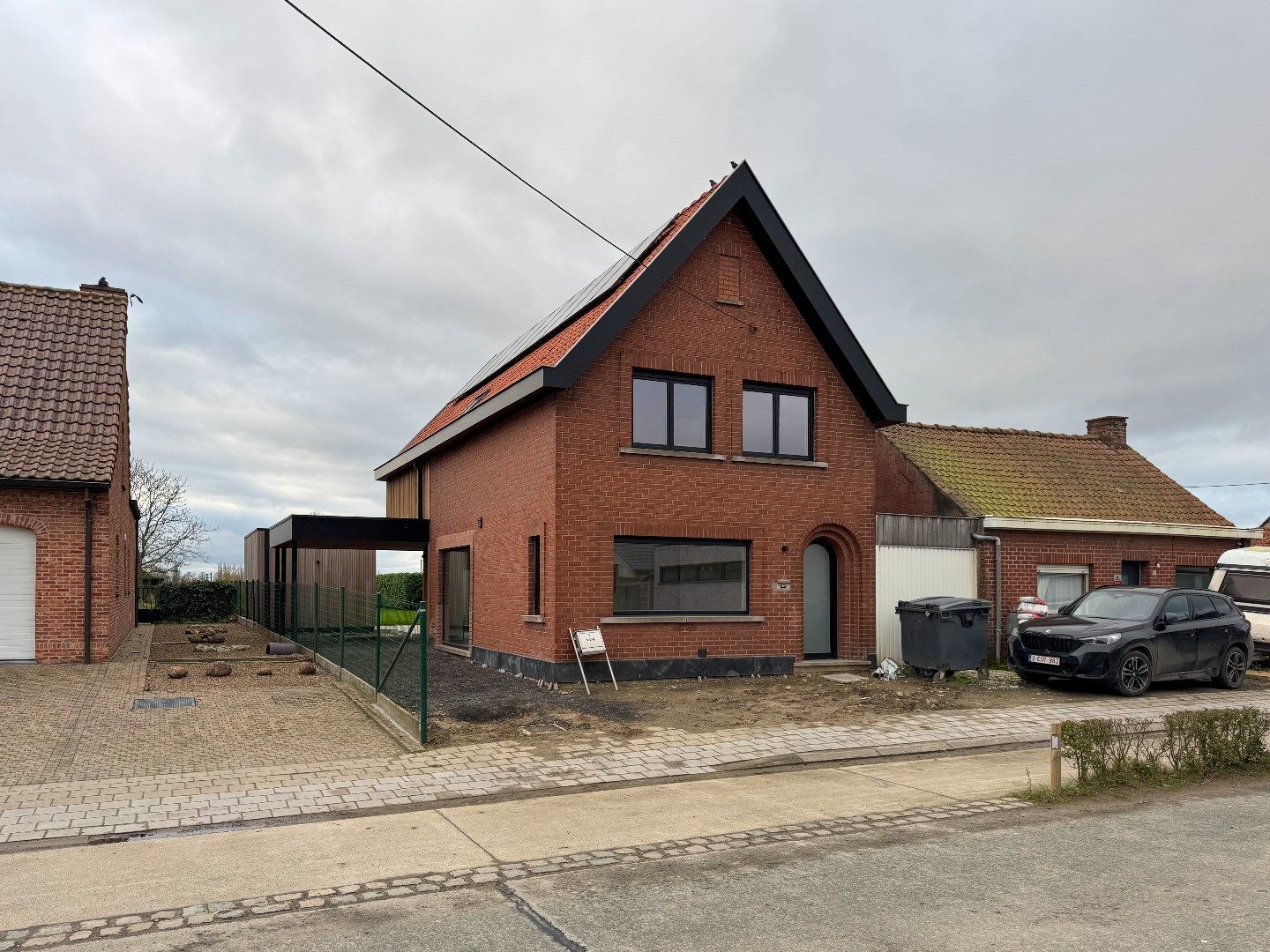 Volledig gerenoveerde woning met 3 slaapkamers, carport en tuin. foto 29