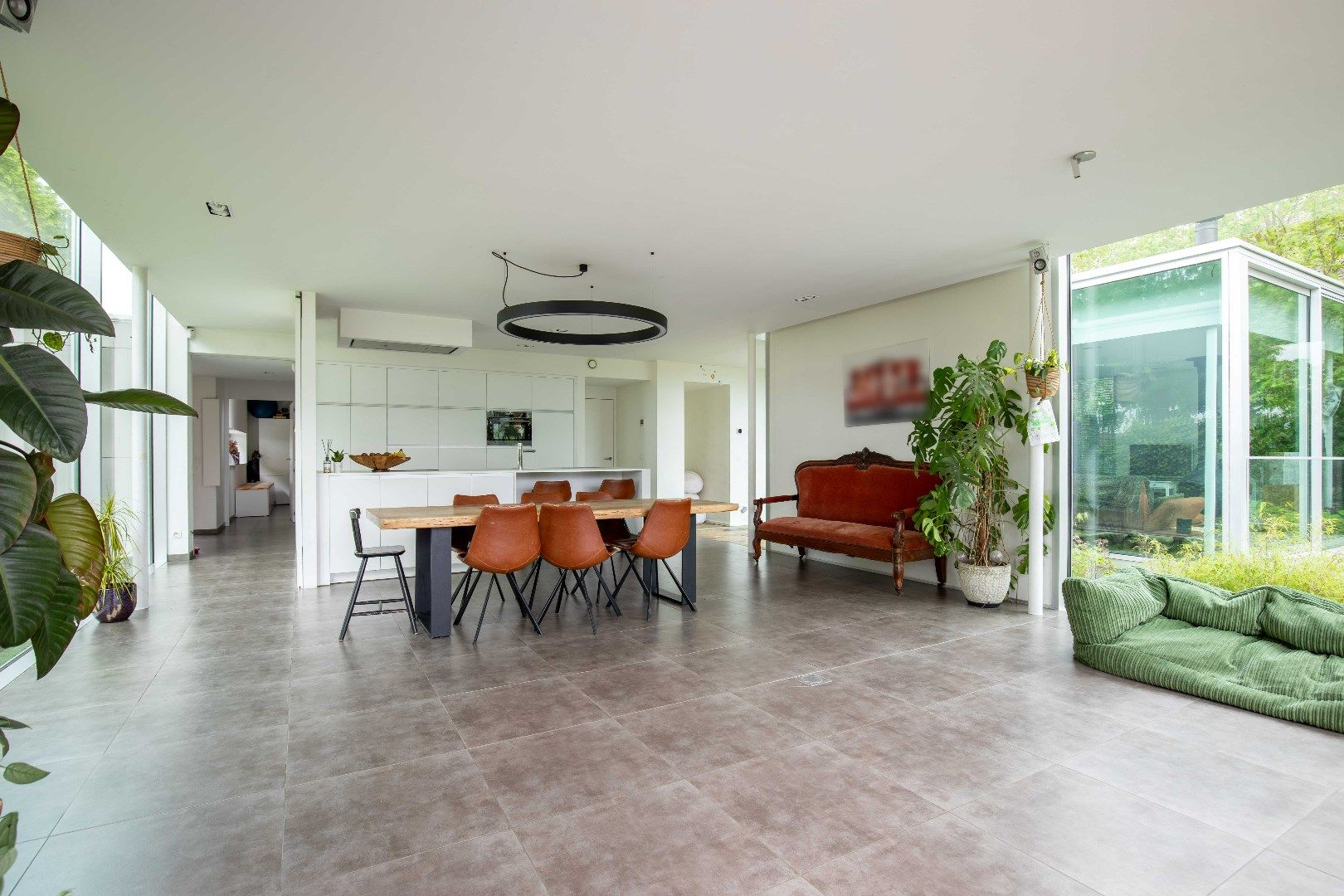 Recente en uitgebouwde villa met vijf kamers en/of praktijkruimte omgeven door het groen tussen Brugge en Oostkamp! foto 8