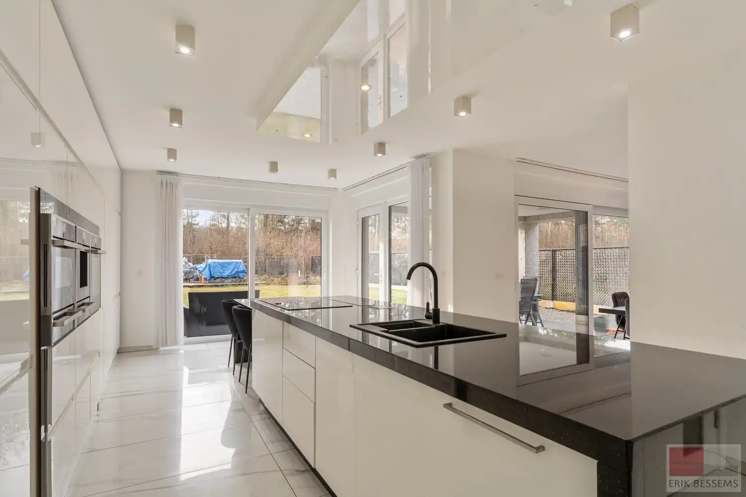 Prachtige en ruime woning met een woonoppervlakte van ca. 277 m², gebouwd in 2018 met vloerverwarming en voorzien van 5 volwaardige slaapkamers en 3 badkamers foto 16